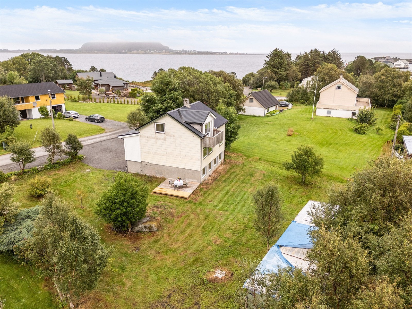 Fra eiendommen er det ca. 300 meter gangavstand til brygge, badeplass og fritidshavn med gjestebrygge, samt gjestehus med åpent toalett og dusj. Galleribilde