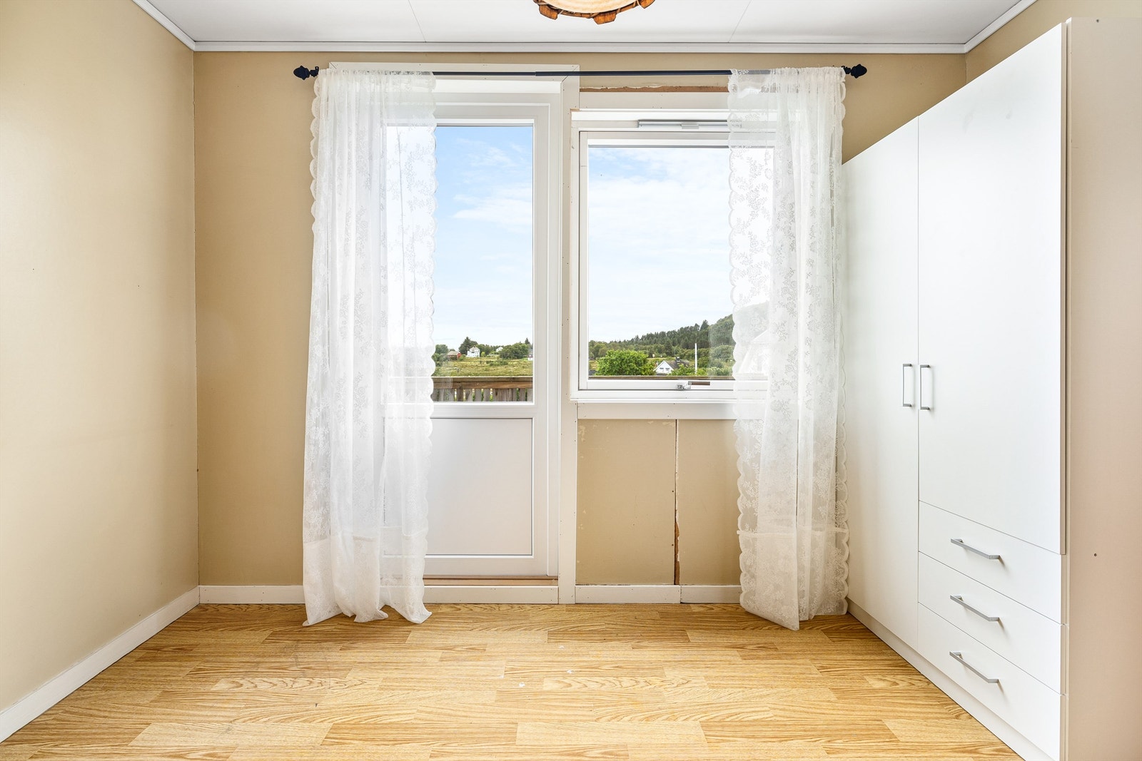 Utgang til balkong fra soverommet Galleribilde