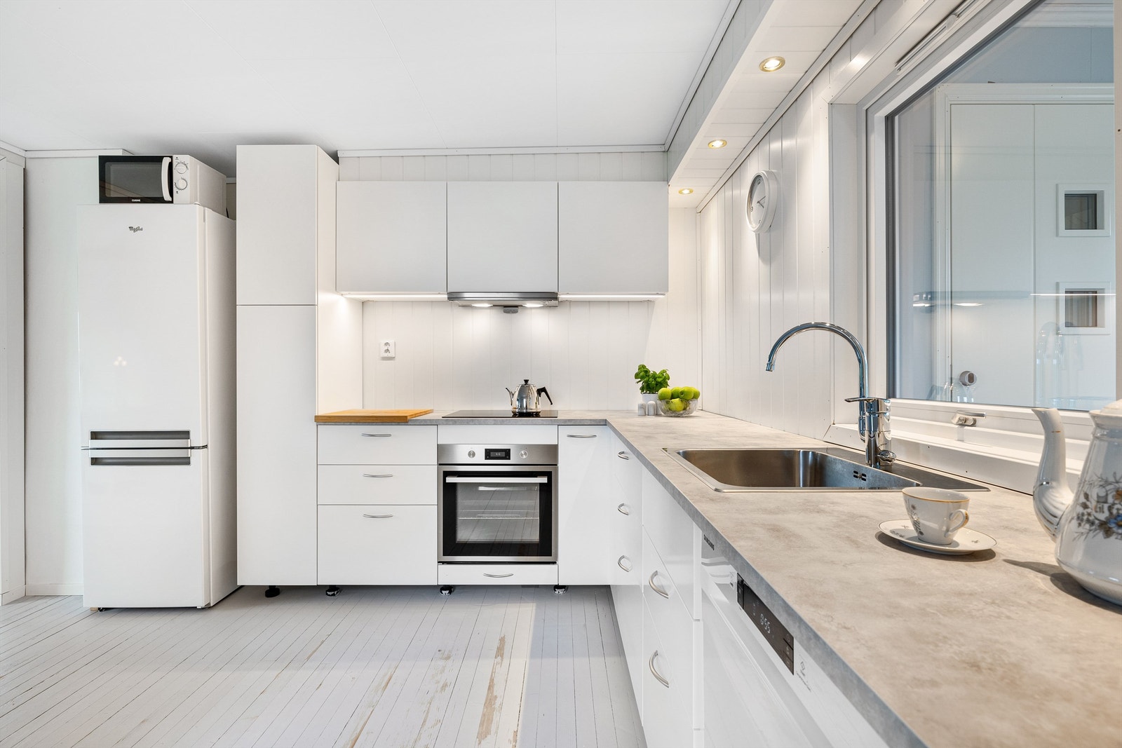 Kjøkkenet har godt med skapplass og platetopp, komfyr, stekeovn og oppvaskmaskin Galleribilde