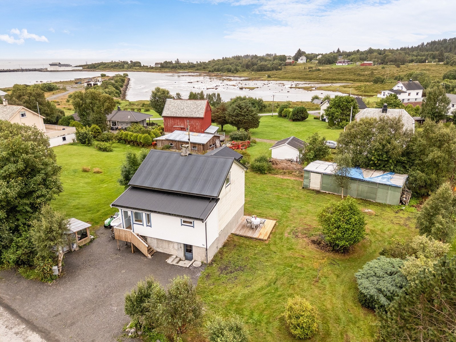 Dette er en sjarmerende fritidsbolig med helårsstandard på Fjørtofta _ beliggende i et levende og barnevennlig byggefelt med kort vei til både sjø og aktivitetstilbud. Galleribilde