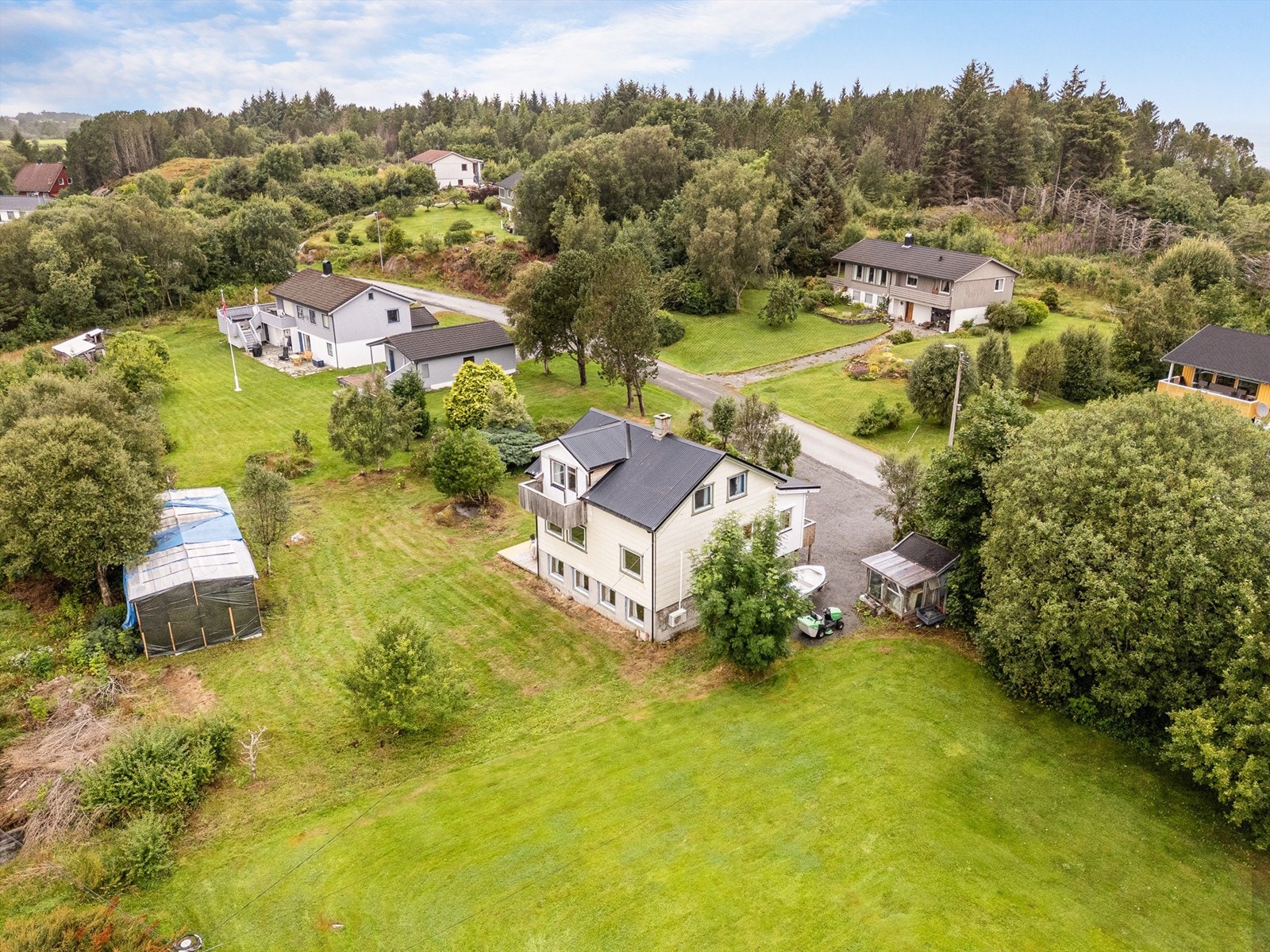 Fra eiendommen har du gåavstand til småbåthavnen, fjellturer, dagligvarebutikk, lekeplass, badestrand og fotballbane Galleribilde