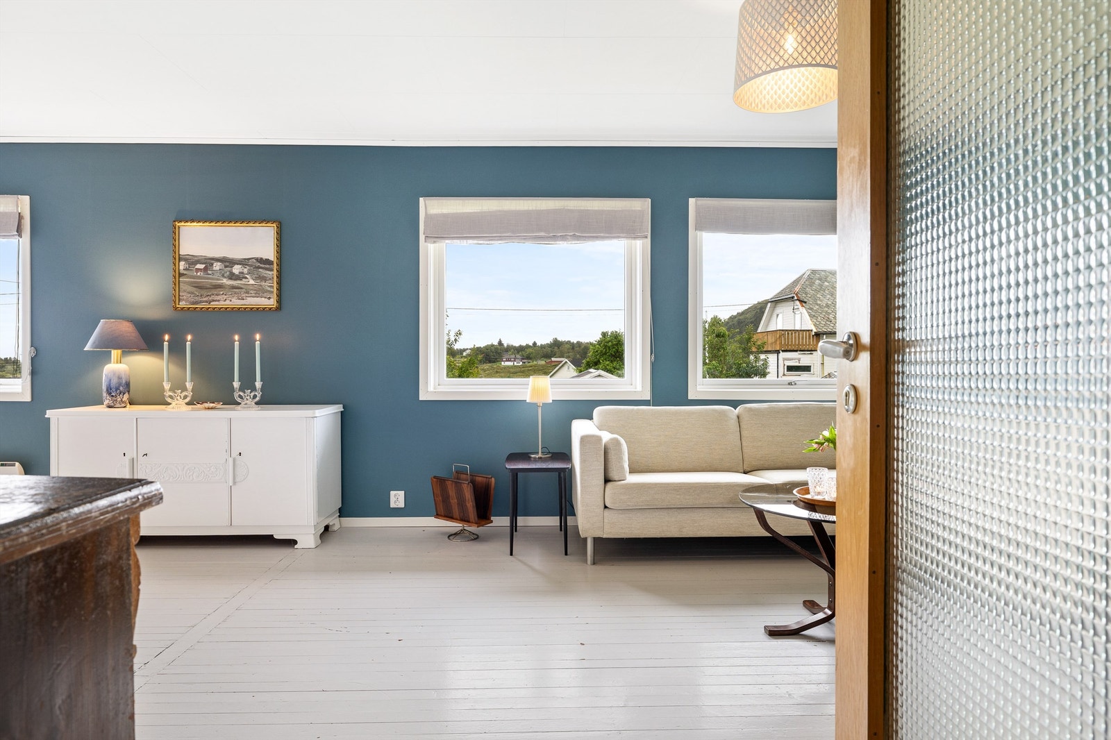 Koselig stue med store vindusflater Galleribilde