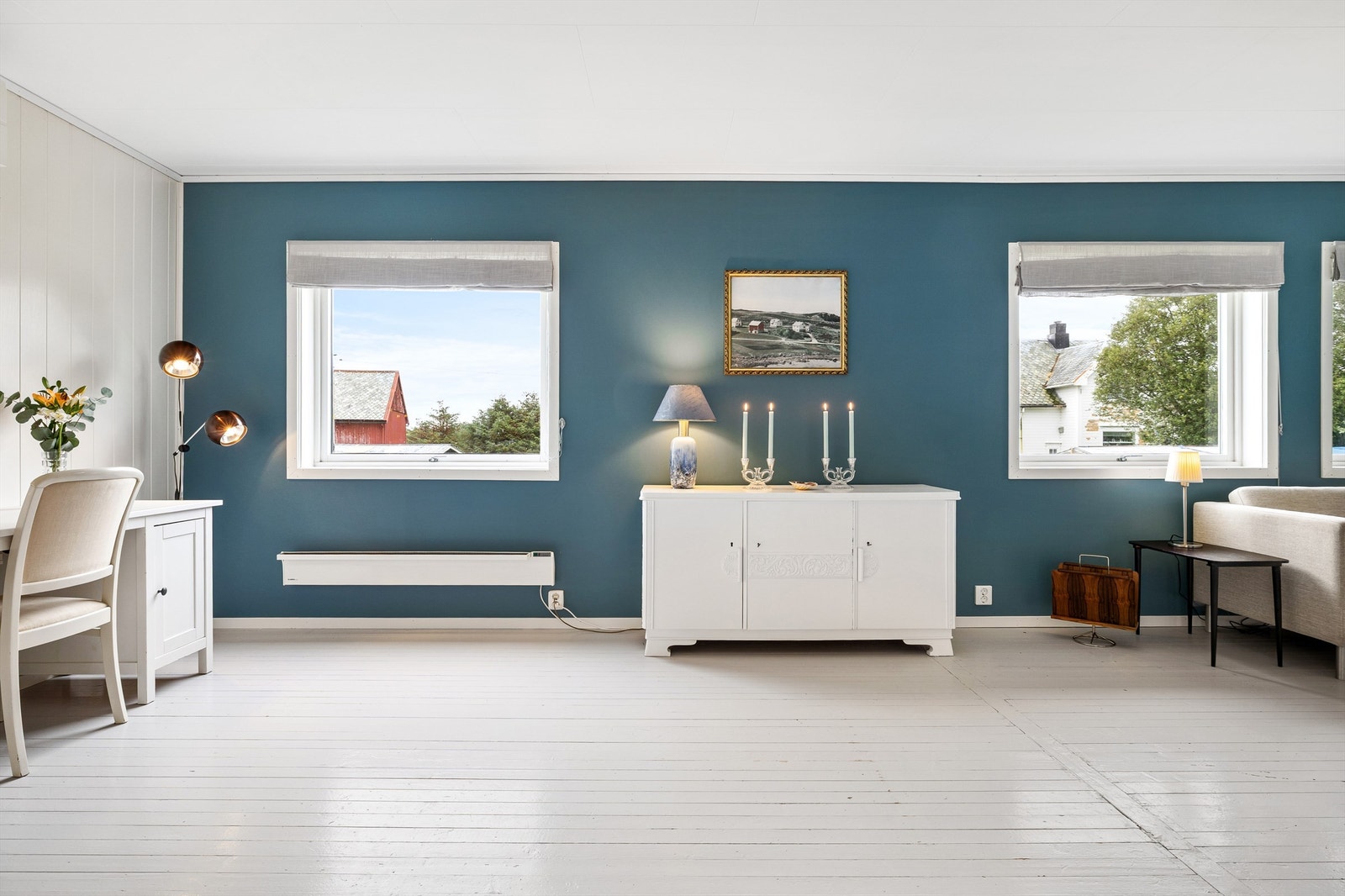 Koselig stue med store vindusflater Galleribilde