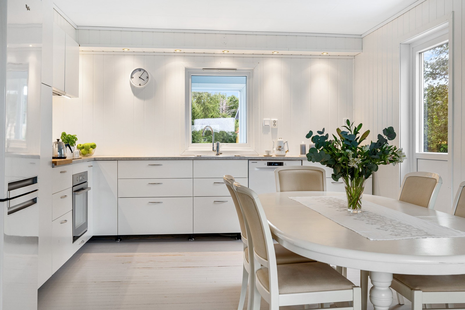 Nytt flott kjøkken i 2015 med laminat benkeplate og hvite glatte fronter Galleribilde