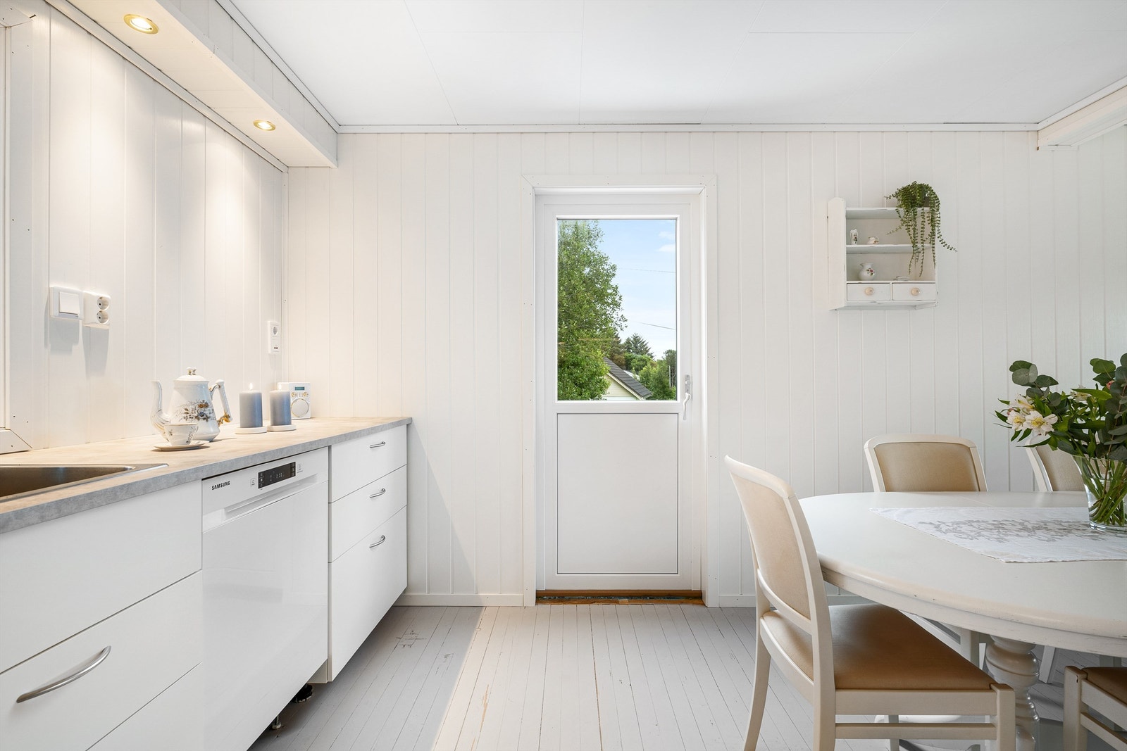 Ny dør ved kjøkkenet tiltenkt for å bygge veranda utenfor Galleribilde