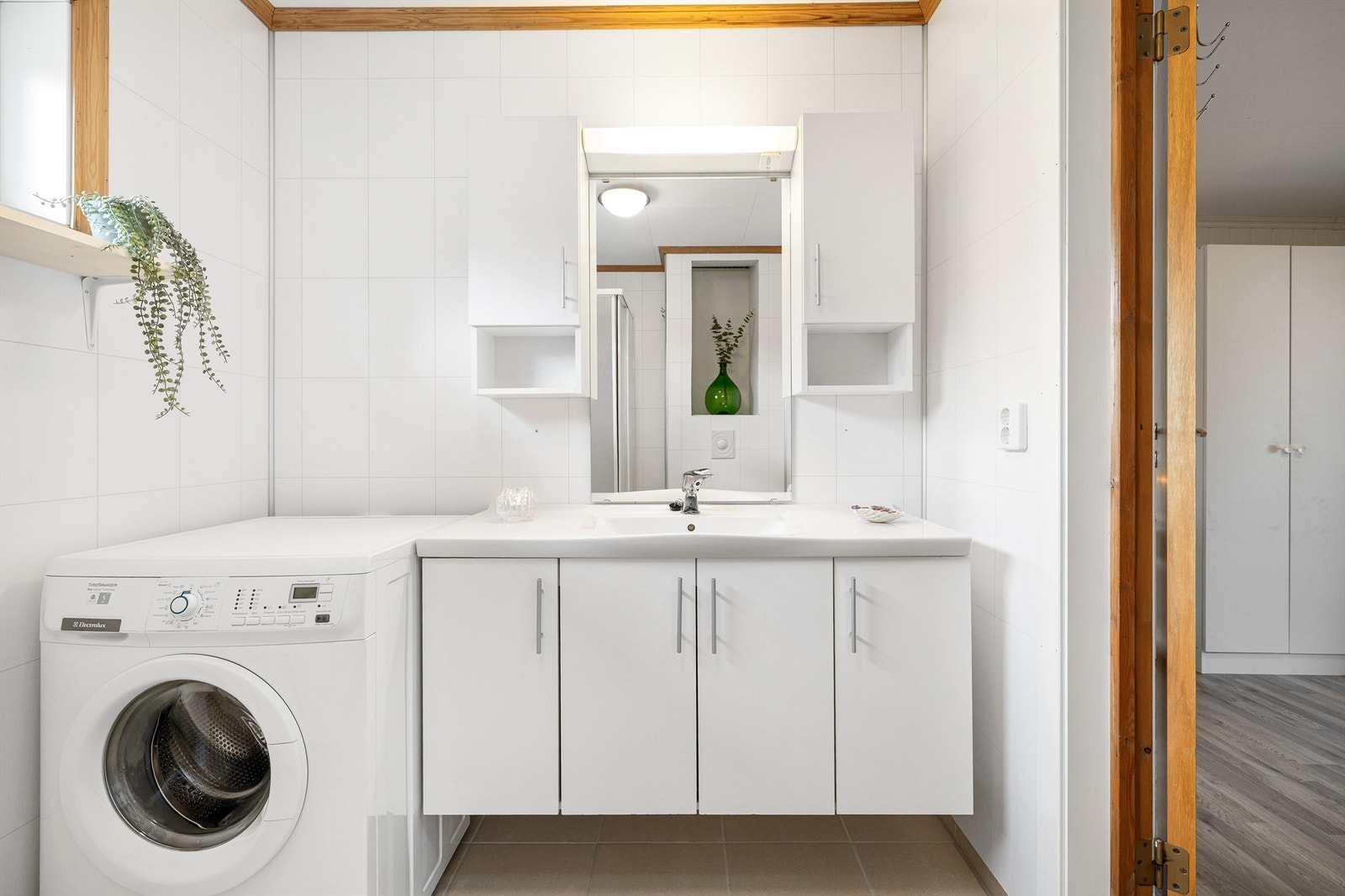 Innredning med nedfelt servant og plass til vaskemaskin Galleribilde