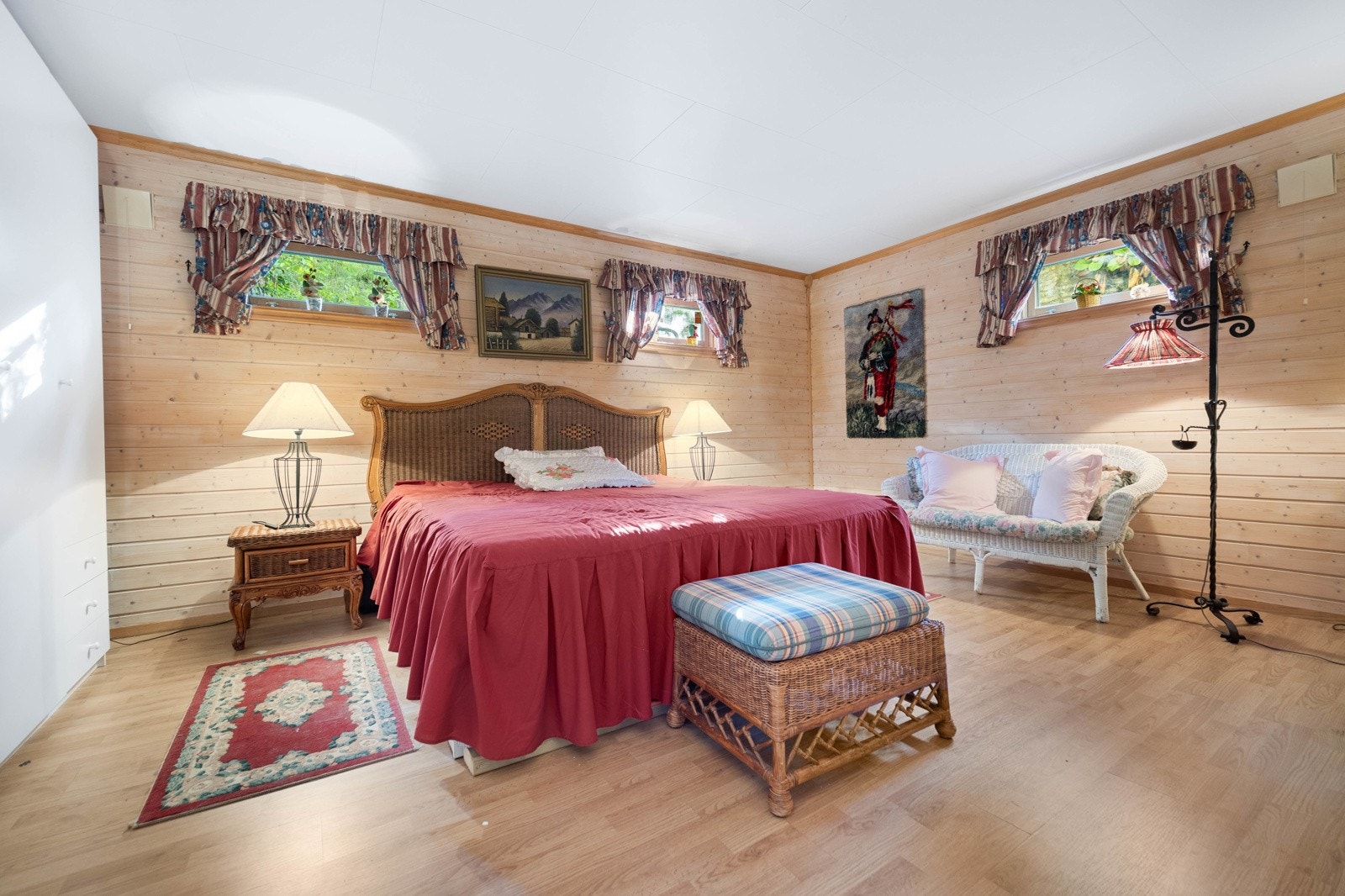 Stort soverom i underetasjen (Byggemeldt som kjellerstue) Galleribilde