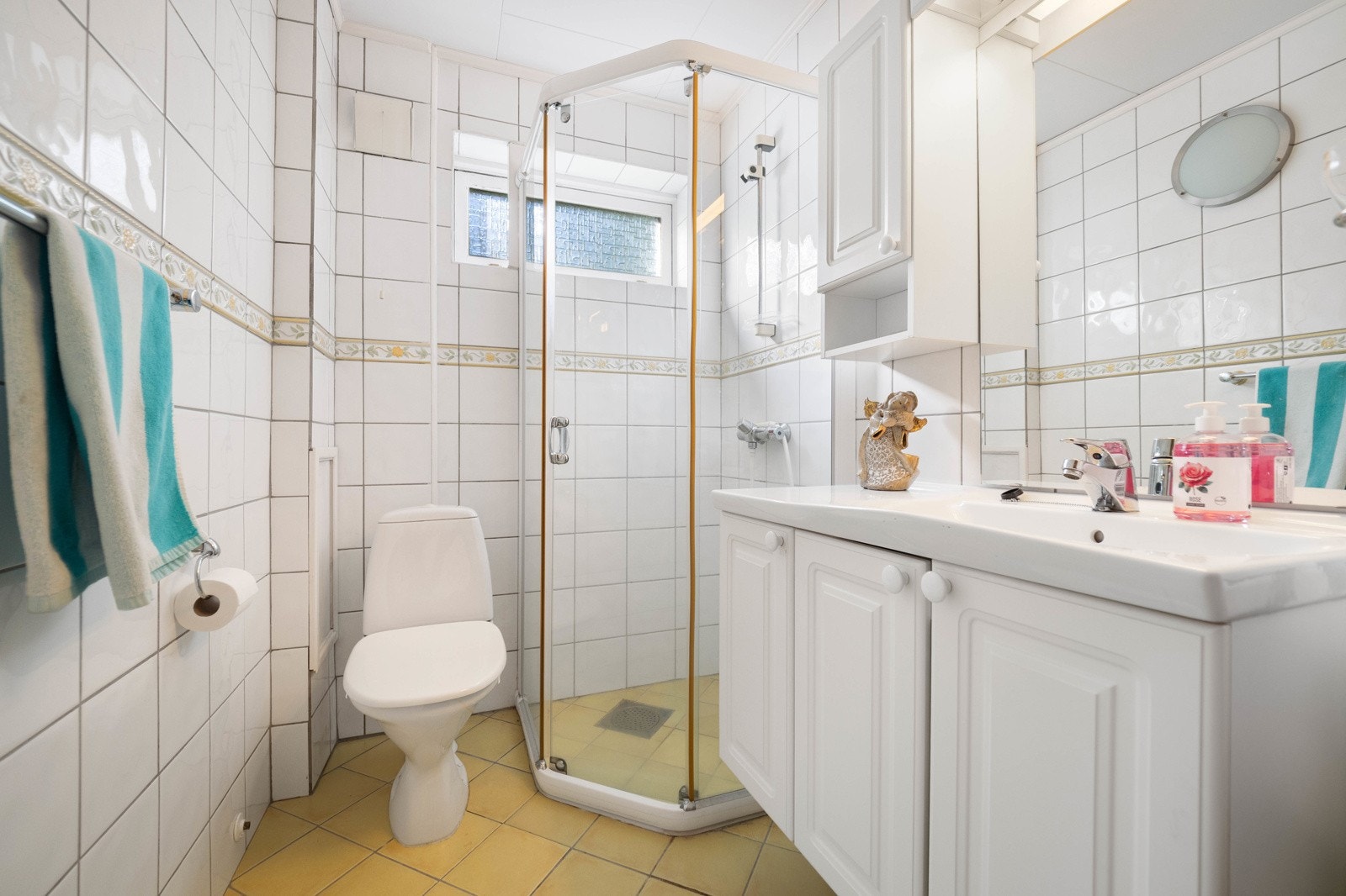 Bad med dusjkabinett og toalett Galleribilde