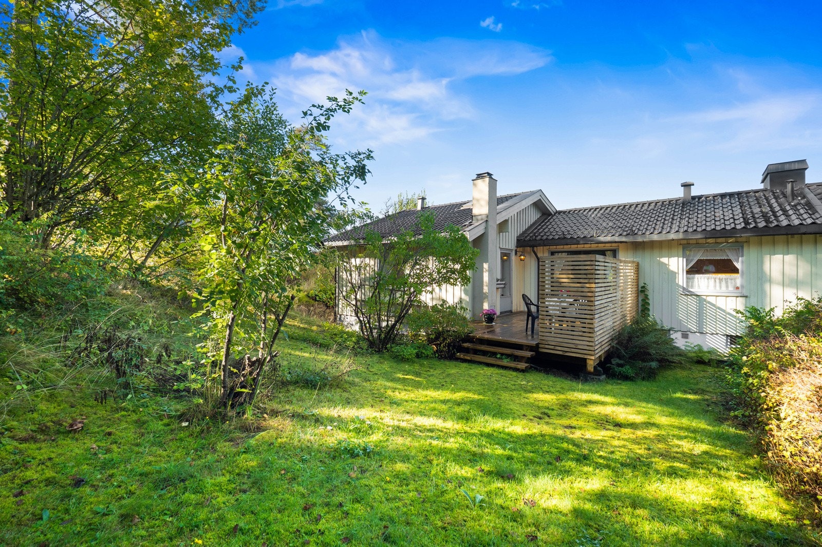 Opparbeidet hage på baksiden av boligen Galleribilde