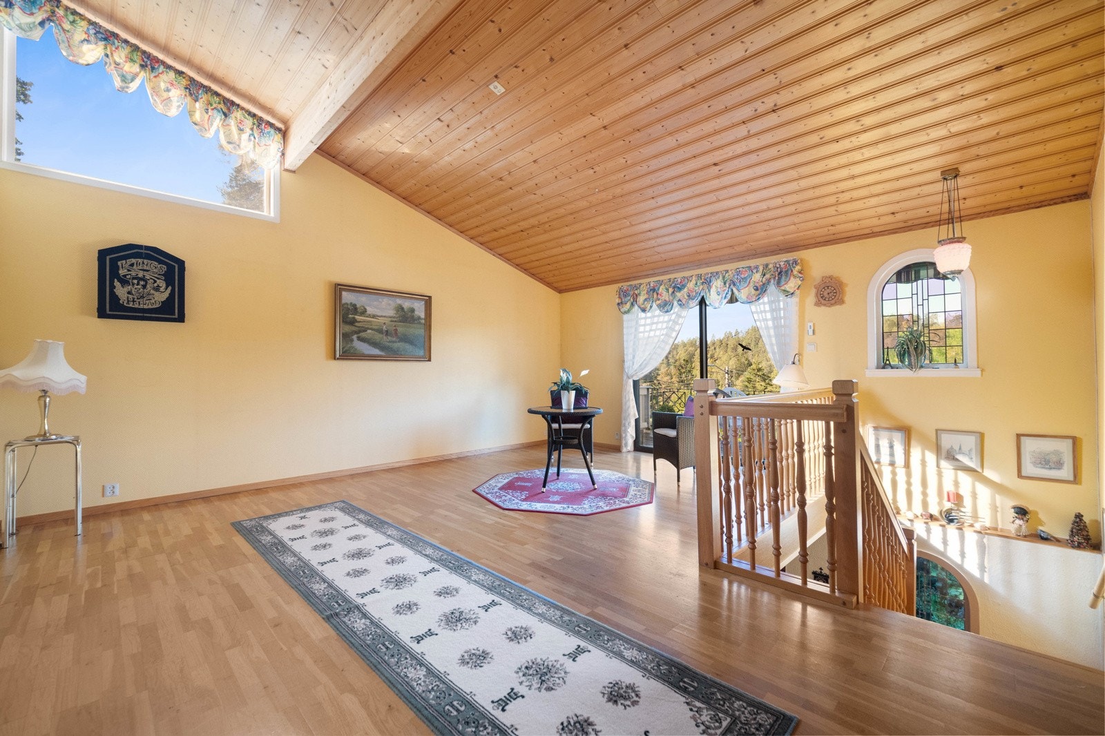 Man kommer opp i en stor og luftig stue Galleribilde