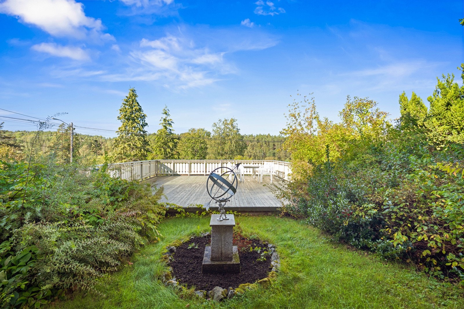 Eiendommen ligger i et godt etablert boligområde med fritt utsyn utover de nærliggende områder Galleribilde