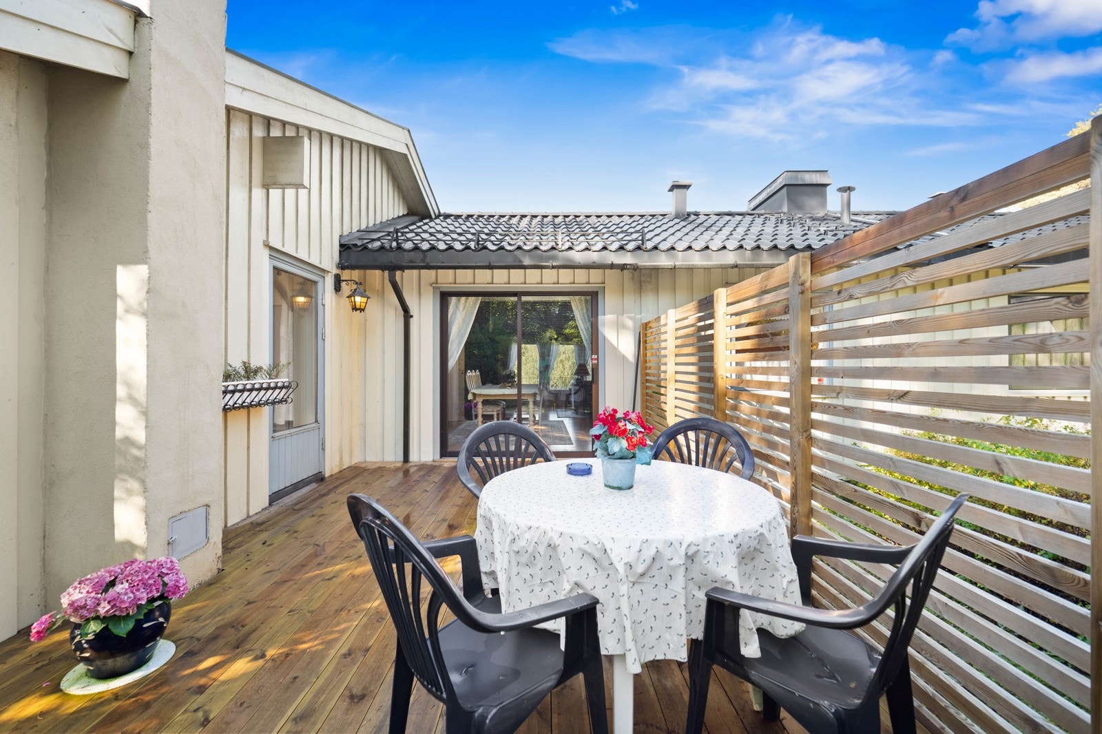 Koselig terrasse med utgang fra stuen Galleribilde