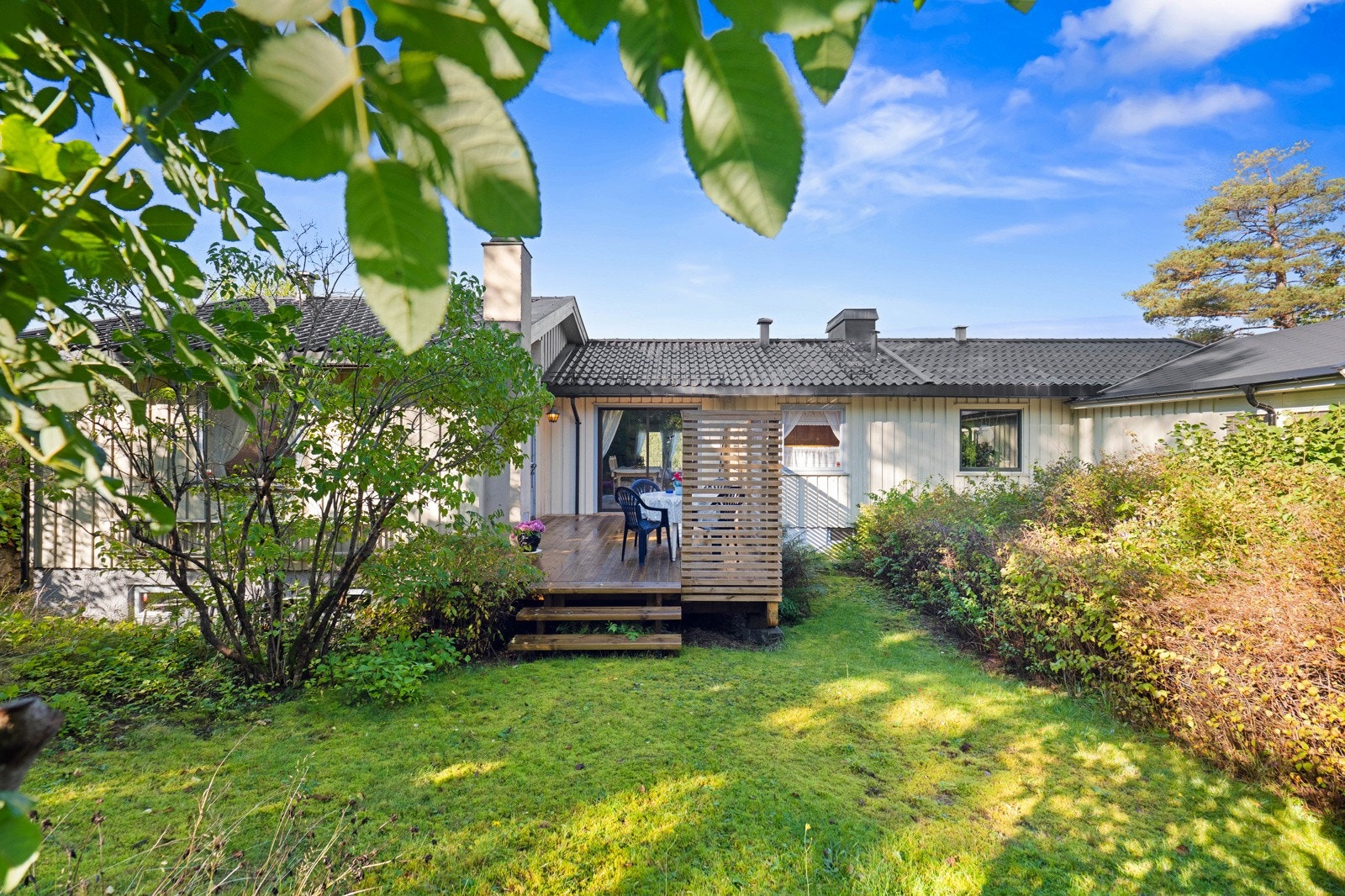 Boligen er opprinnelig oppført i 1962 og påbygd i 1988. Hyggelig uteplasser på baksiden av huset. Galleribilde