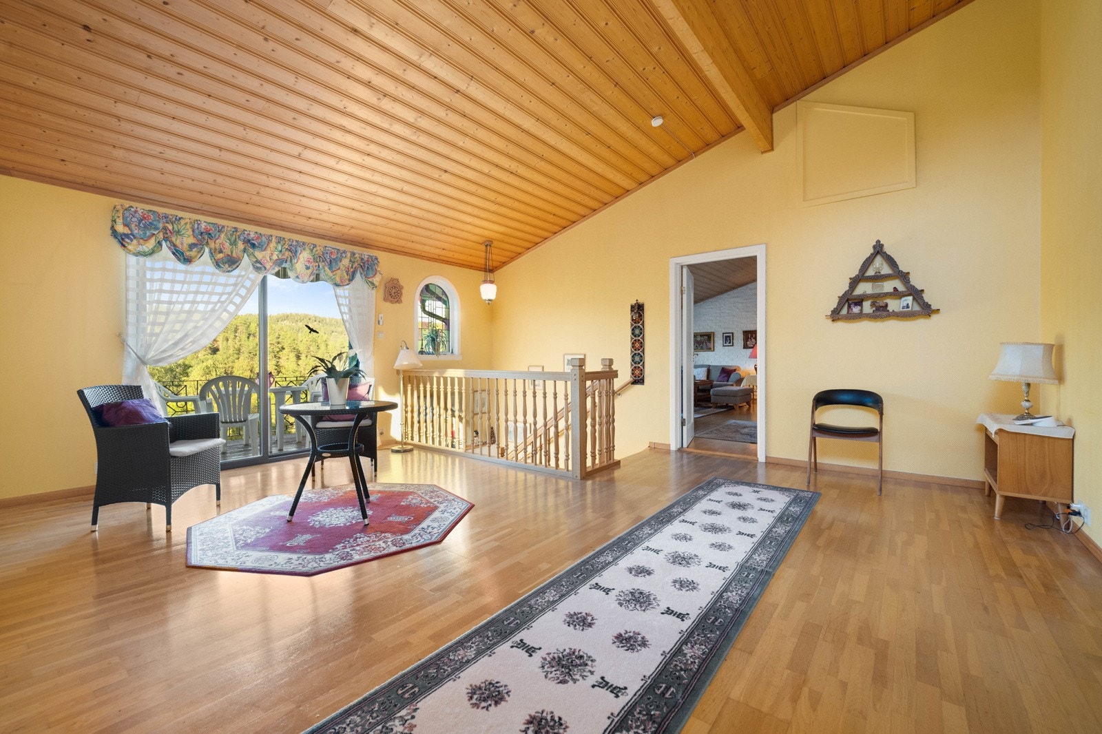 Fra stuen er det utgang til en balkong Galleribilde