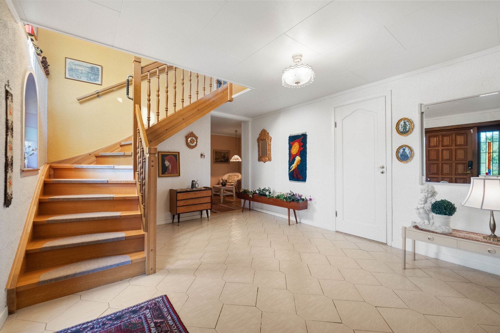 Romslig og lys hall Galleribilde