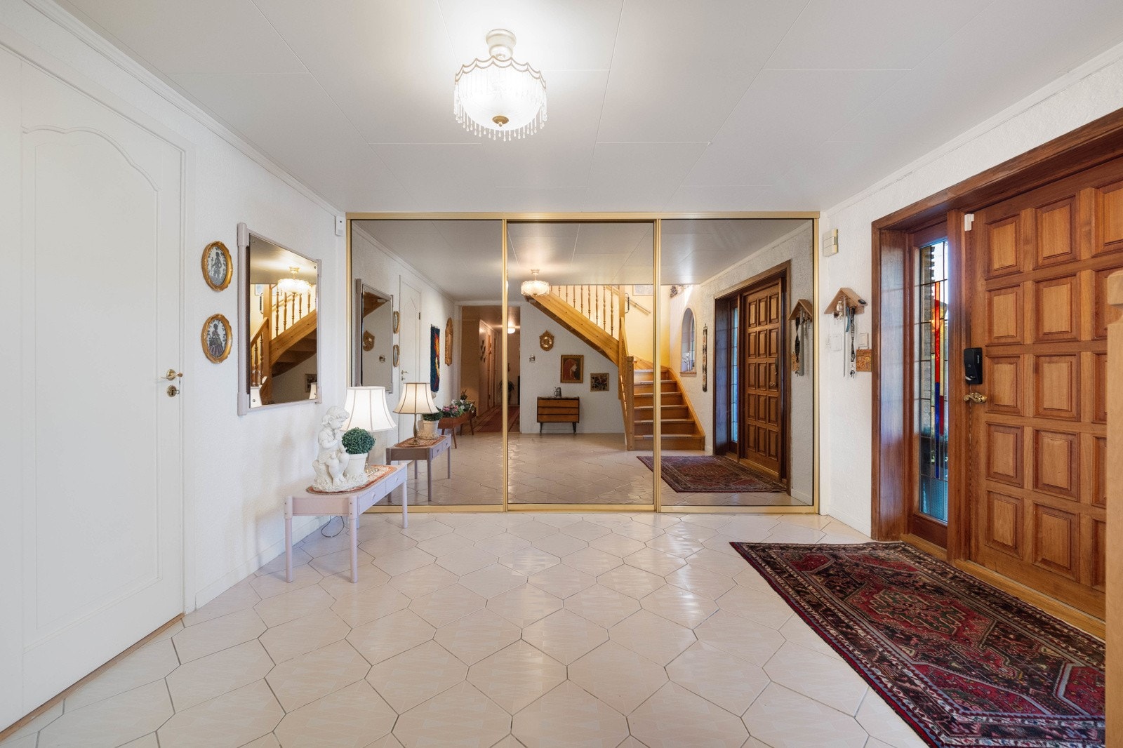 Gang med garderobe Galleribilde