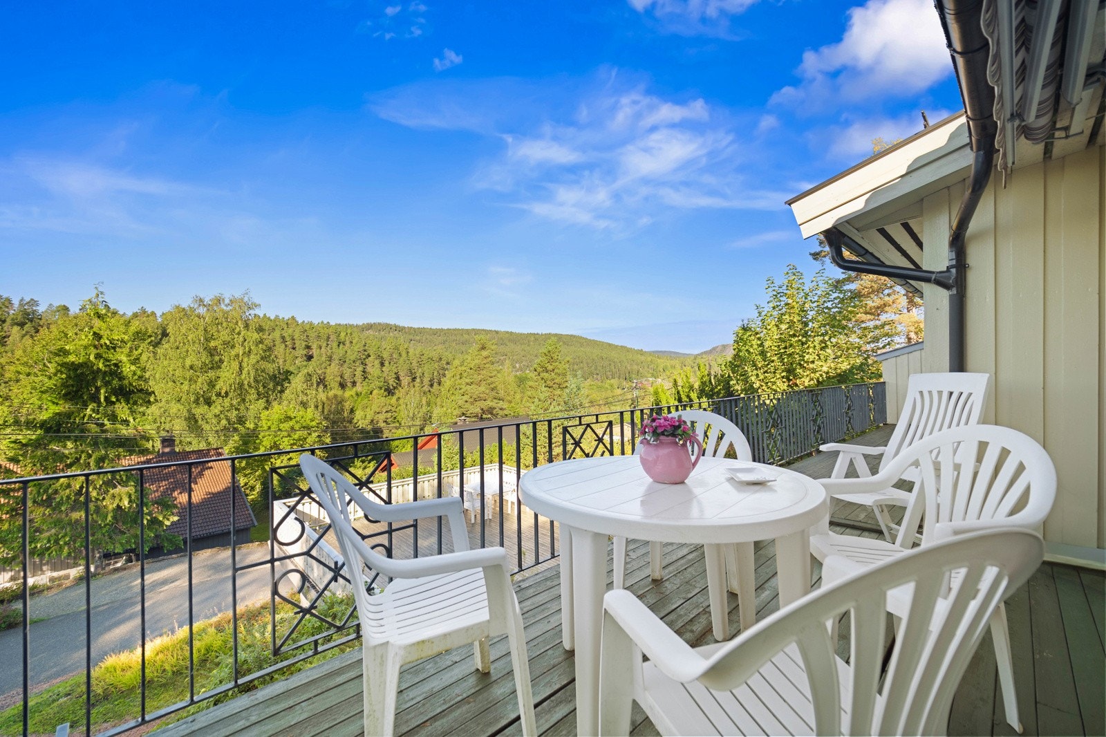 Eiendommen ligger med gode solforhold Galleribilde