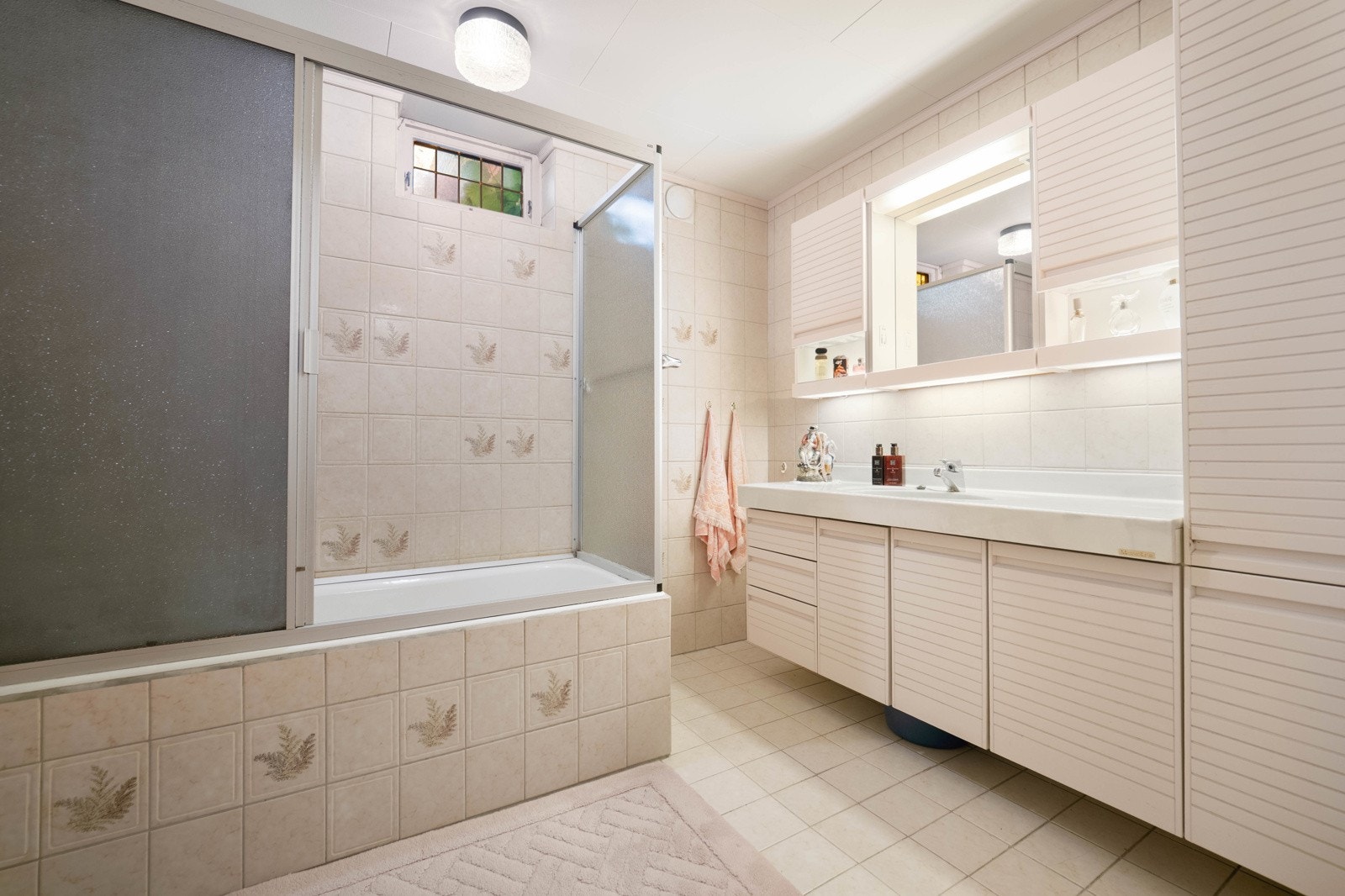 Boligen har 2 bad i underetasjen - Lyst bad med god skapplass Galleribilde