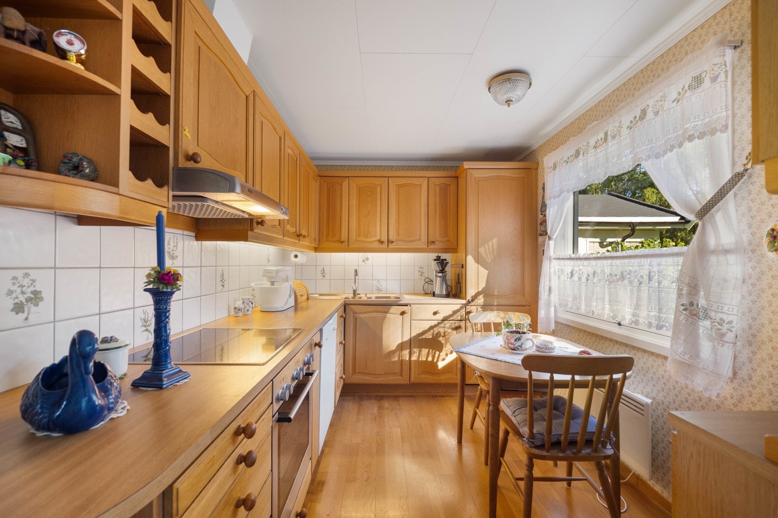 Kjøkkenet har godt med skapplass Galleribilde