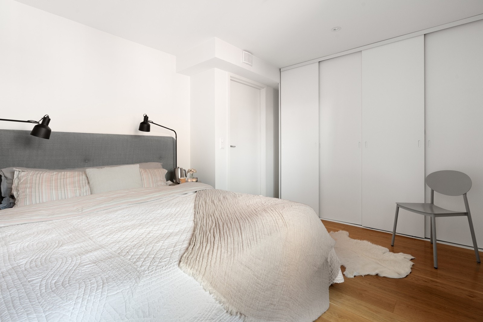 Skyvedørsgarderobe fra Elfa sikrer godt med oppbevaringsplass for klærne.