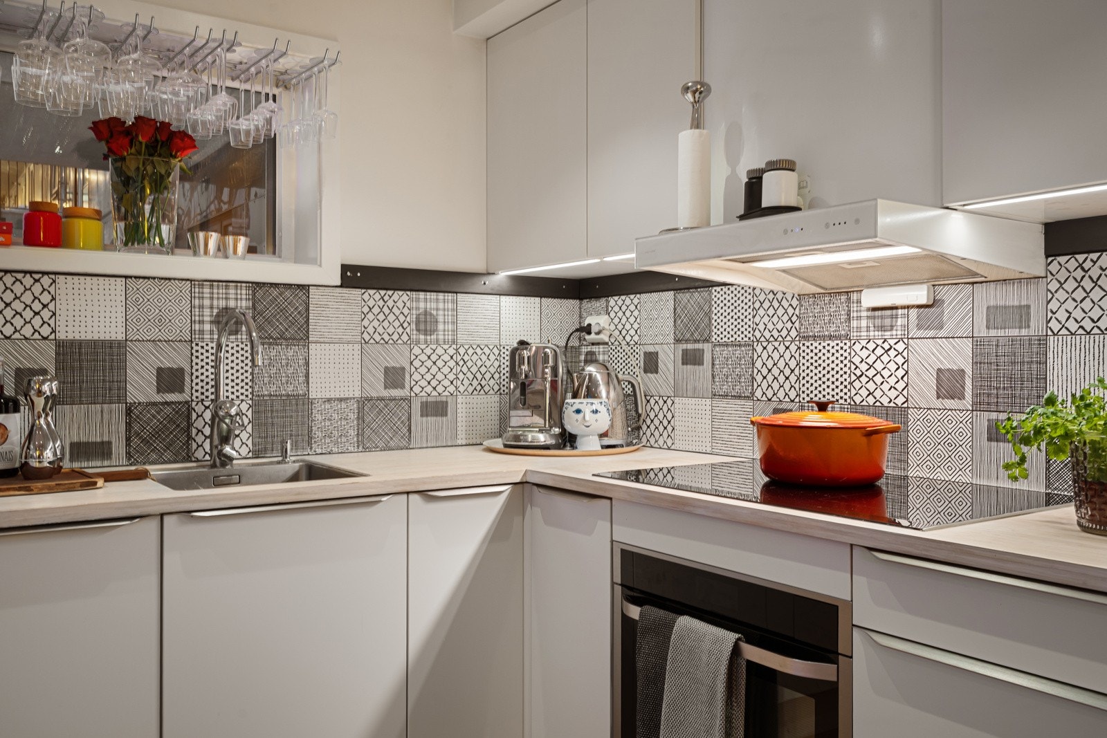 Kjøkkenet er utstyrt med benkeplate av heltre.