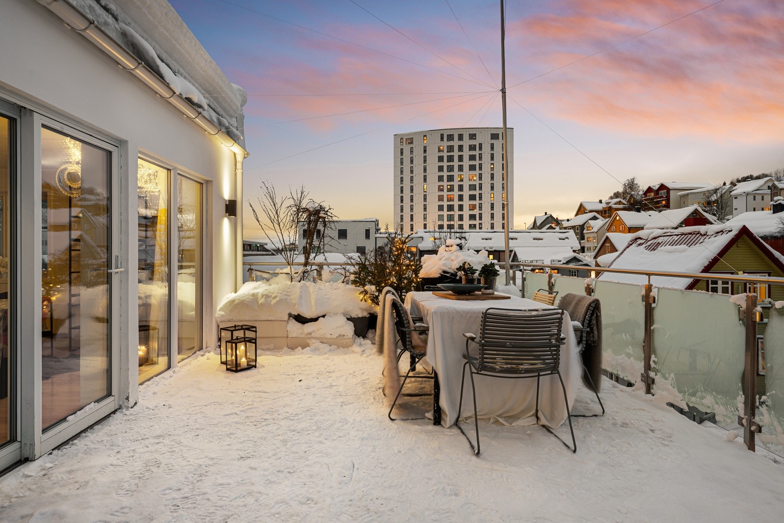 Boligen har etterspurt beliggenhet i nordre del av sentrum med gangavstand til alt av sentrums fasiliteter med cafè, restaurant, kino, bibliotek, kjøpesenter, treningssenter, dagligvare m.m.