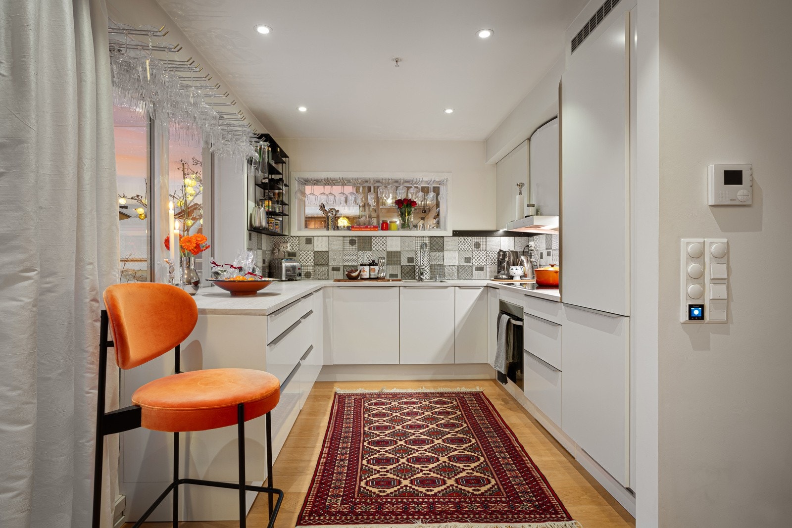 Tidløst kjøkken fra HTH med glatte fronter, integrerte hvitevarer som kjøl/frys, oppvaskmaskin, induksjonstopp og stekeovn.