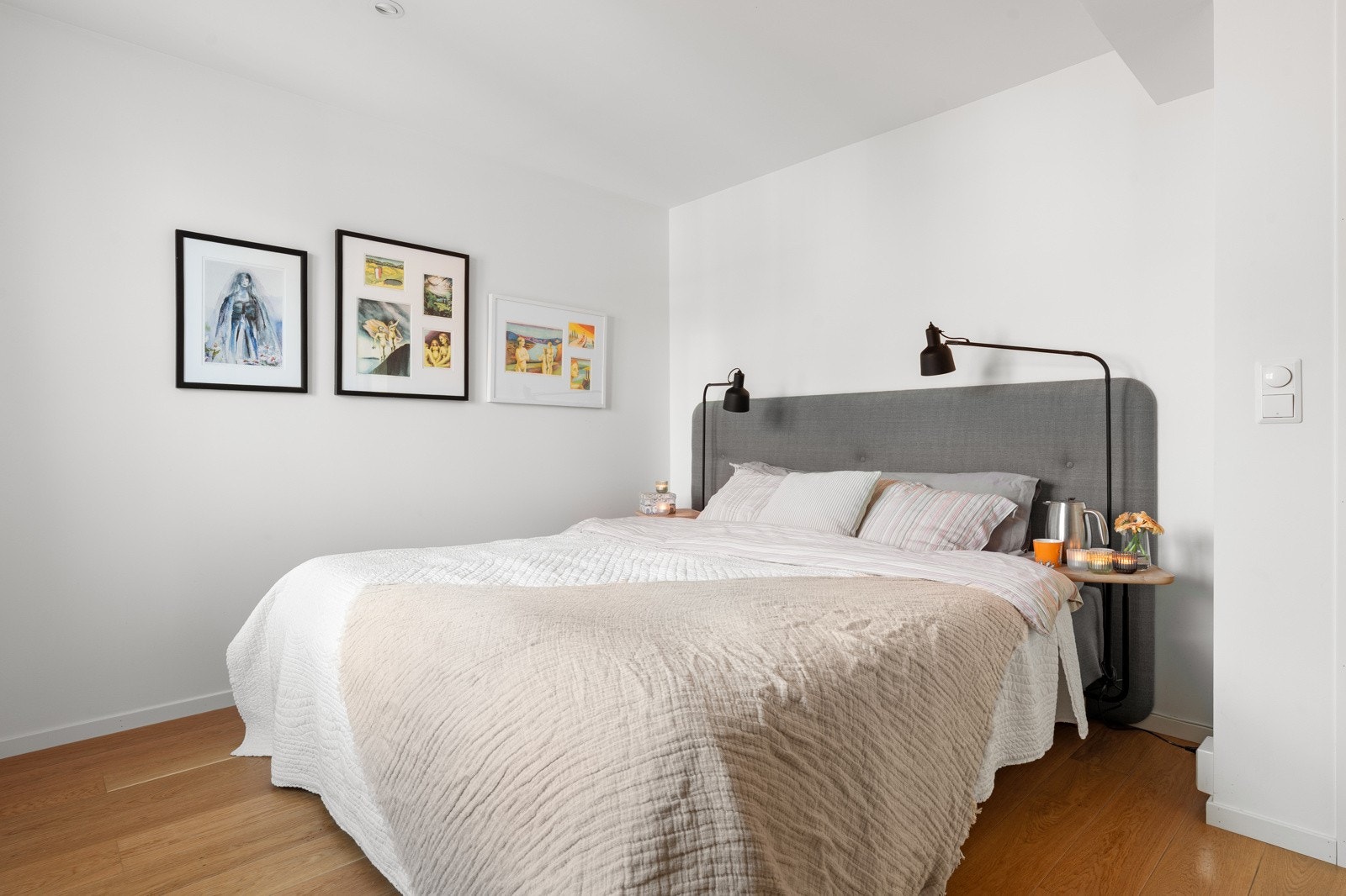 Hovedsoverommet er av fin størrelse med plass for stor seng og tilhørende nattbord.