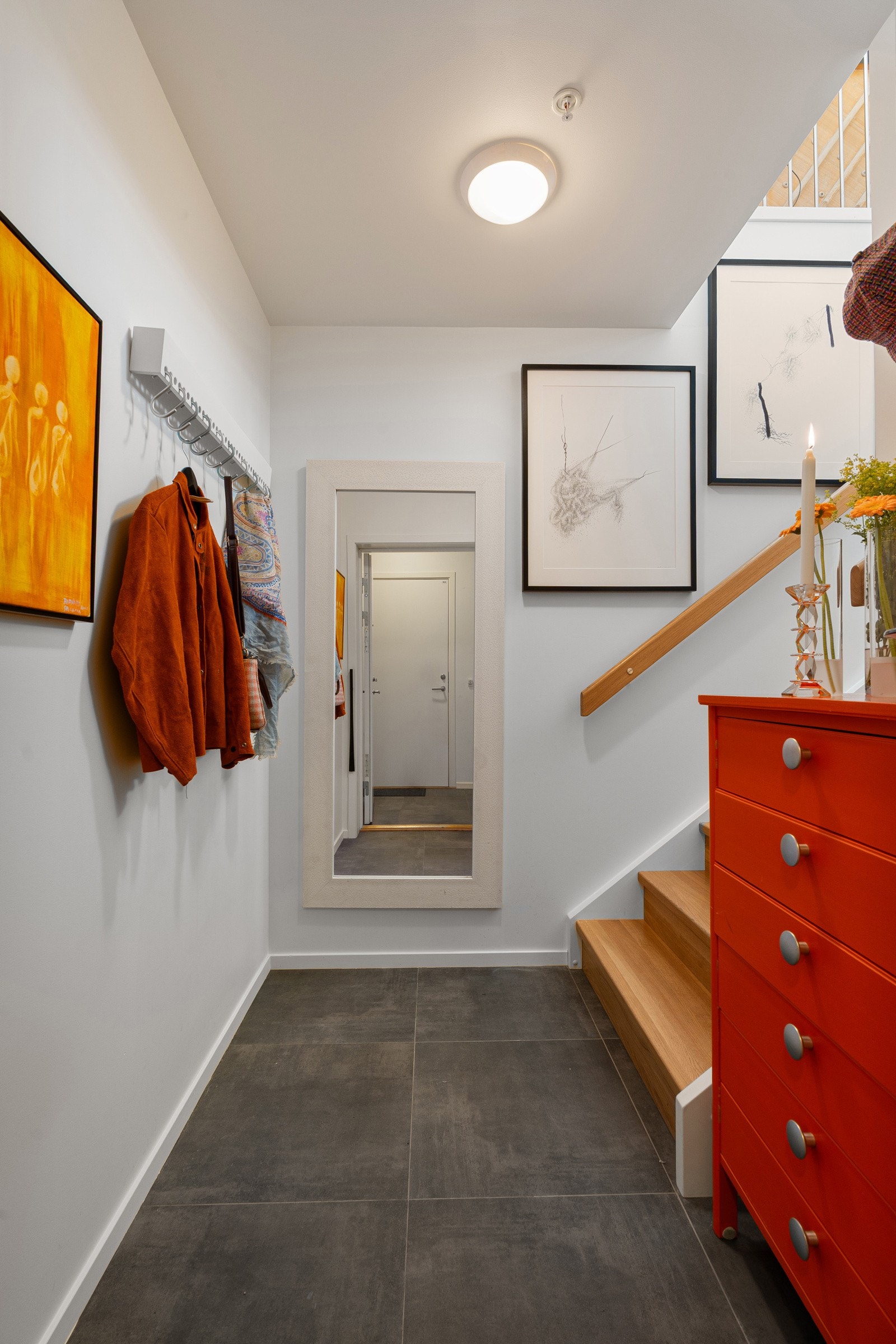 En lys og luftig entré ønsker deg velkommen til leiligheten.