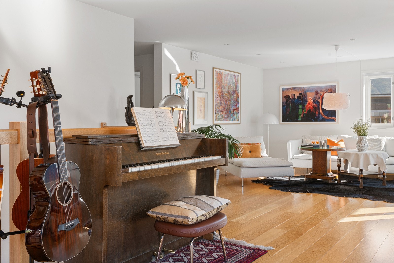 Leiligheten fremstår lys og tiltalende med generøs takhøyde.