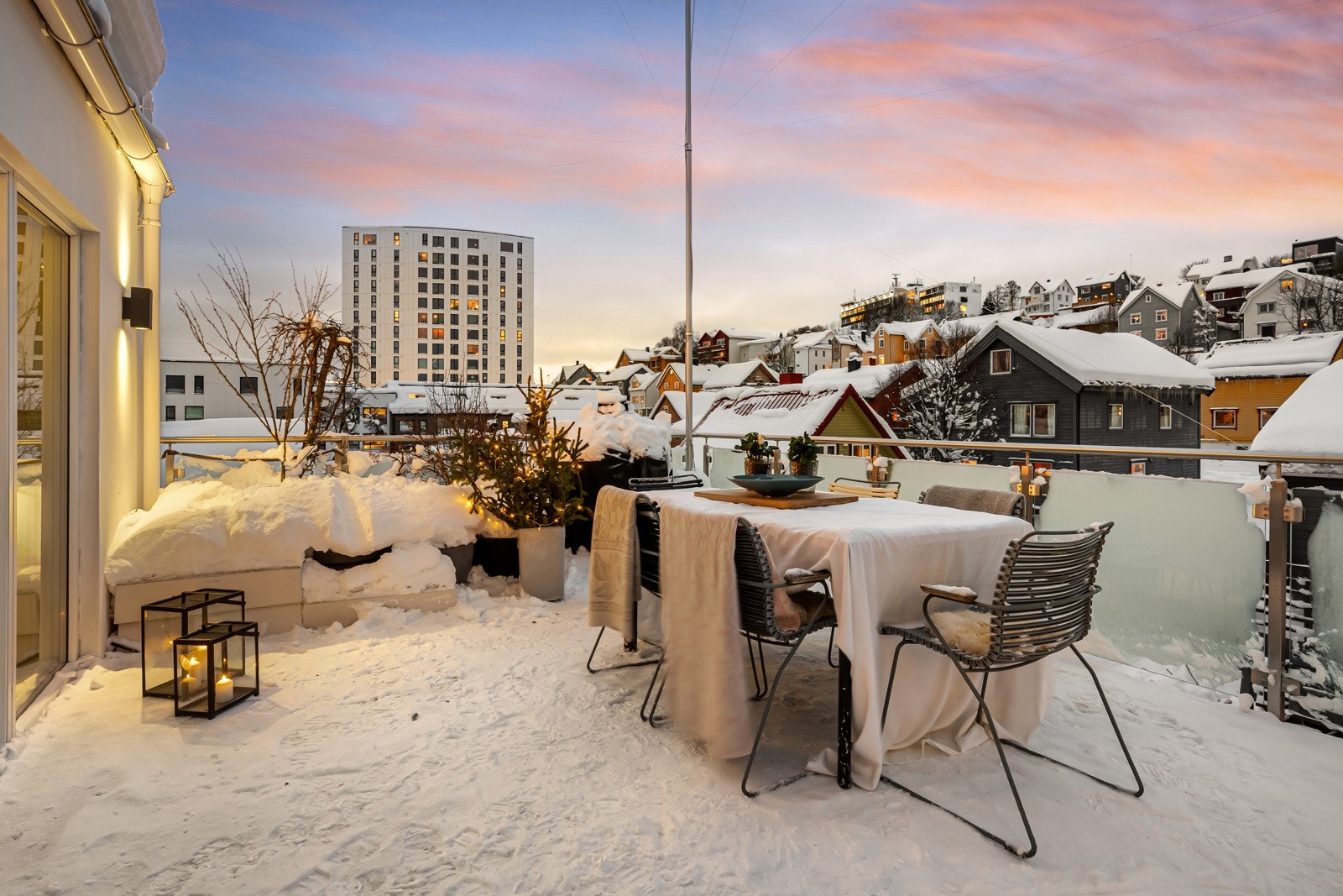 Her får du plass til det du ønsker av utemøbler, beplantning, grill eller pizzaovn.