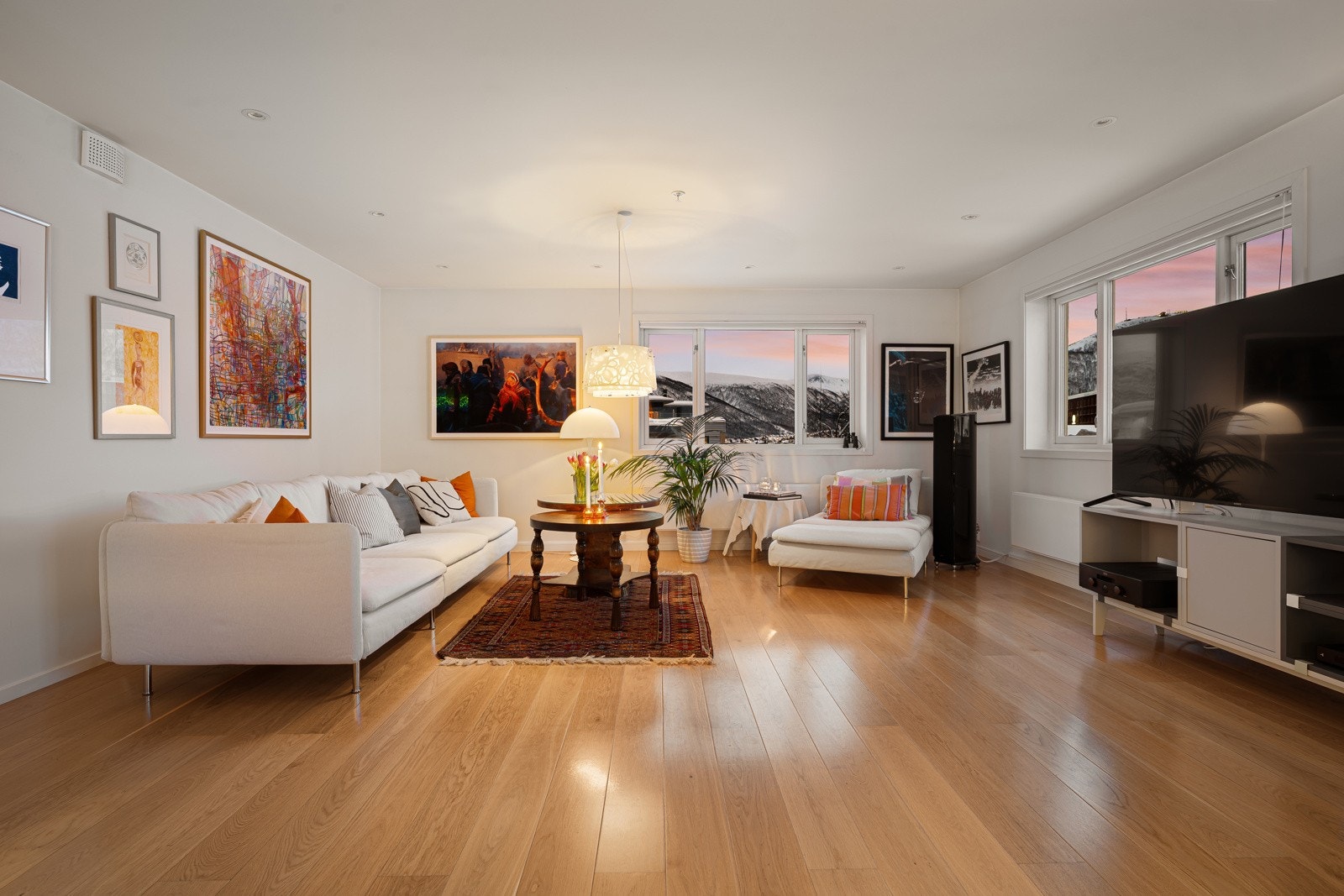 Her har du flere muligheter for å innrede med sofa, lounge-stoler m.m. for å dele inn de sosiale sonene.