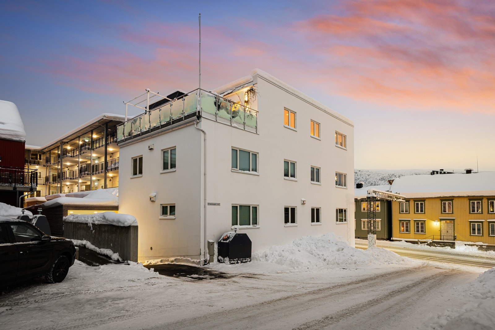Med leiligheten følger det to parkeringsplasser i parkeringanlegg klargjort for elbillading.