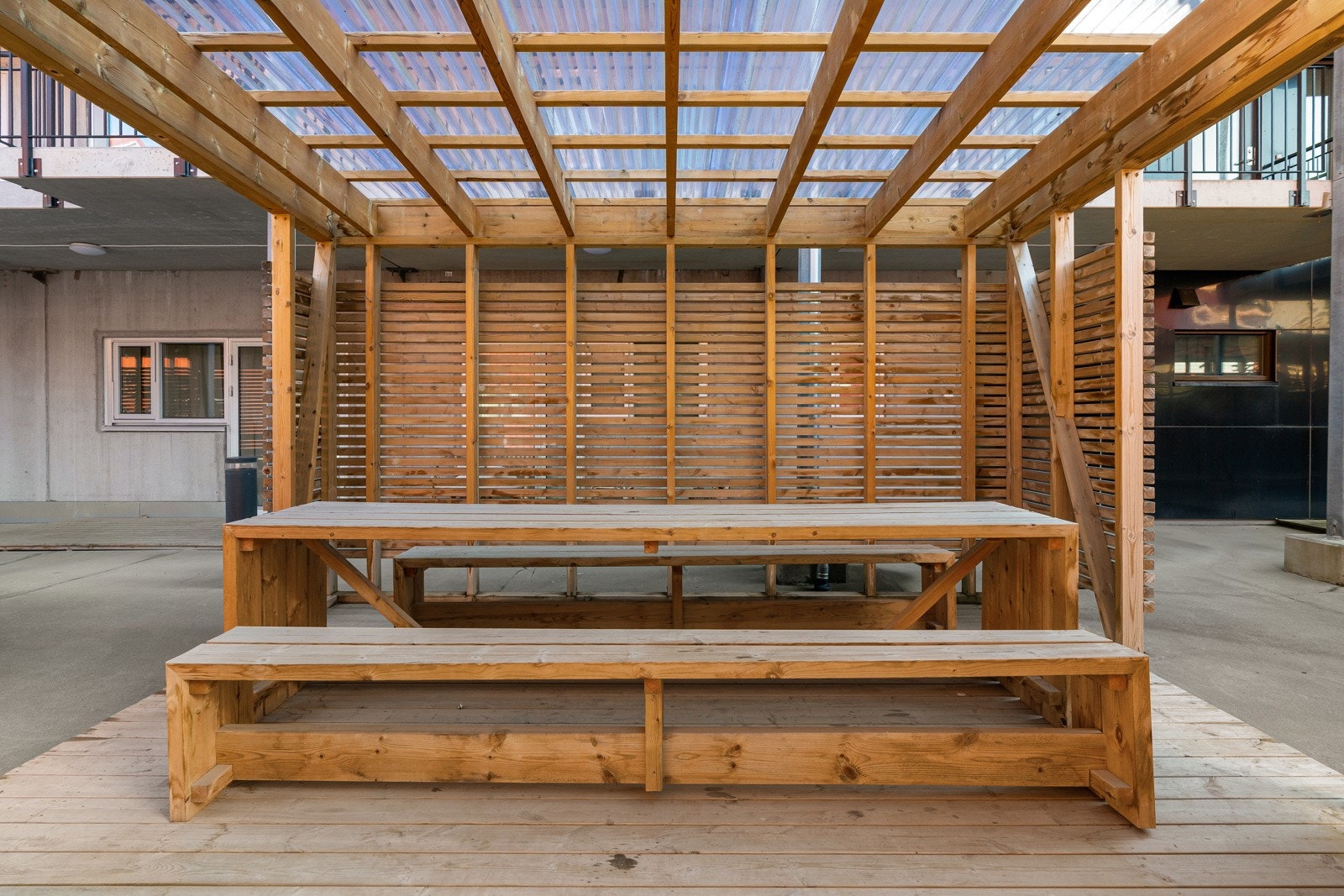 Oparbeidet bakgård som legger til rette for et godt naboskap!