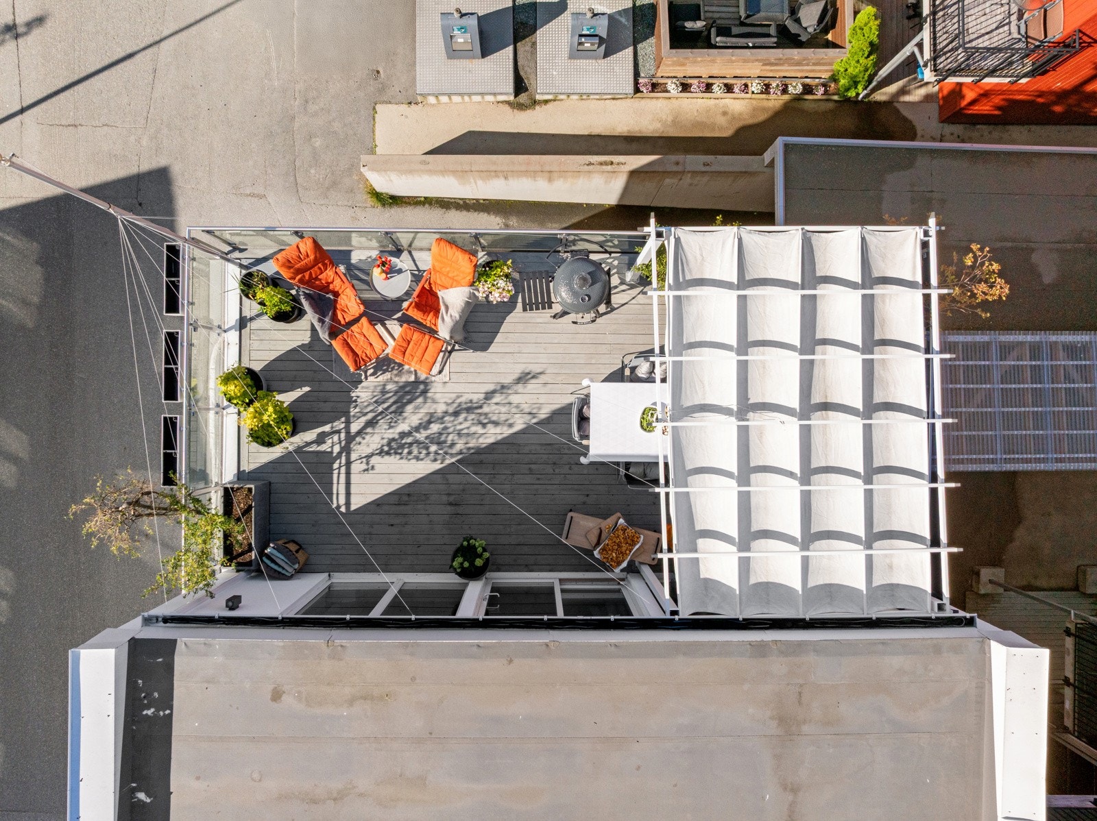 Takterrassen er av god størrelse og ligger tilbaketrukket mot rolig gate.