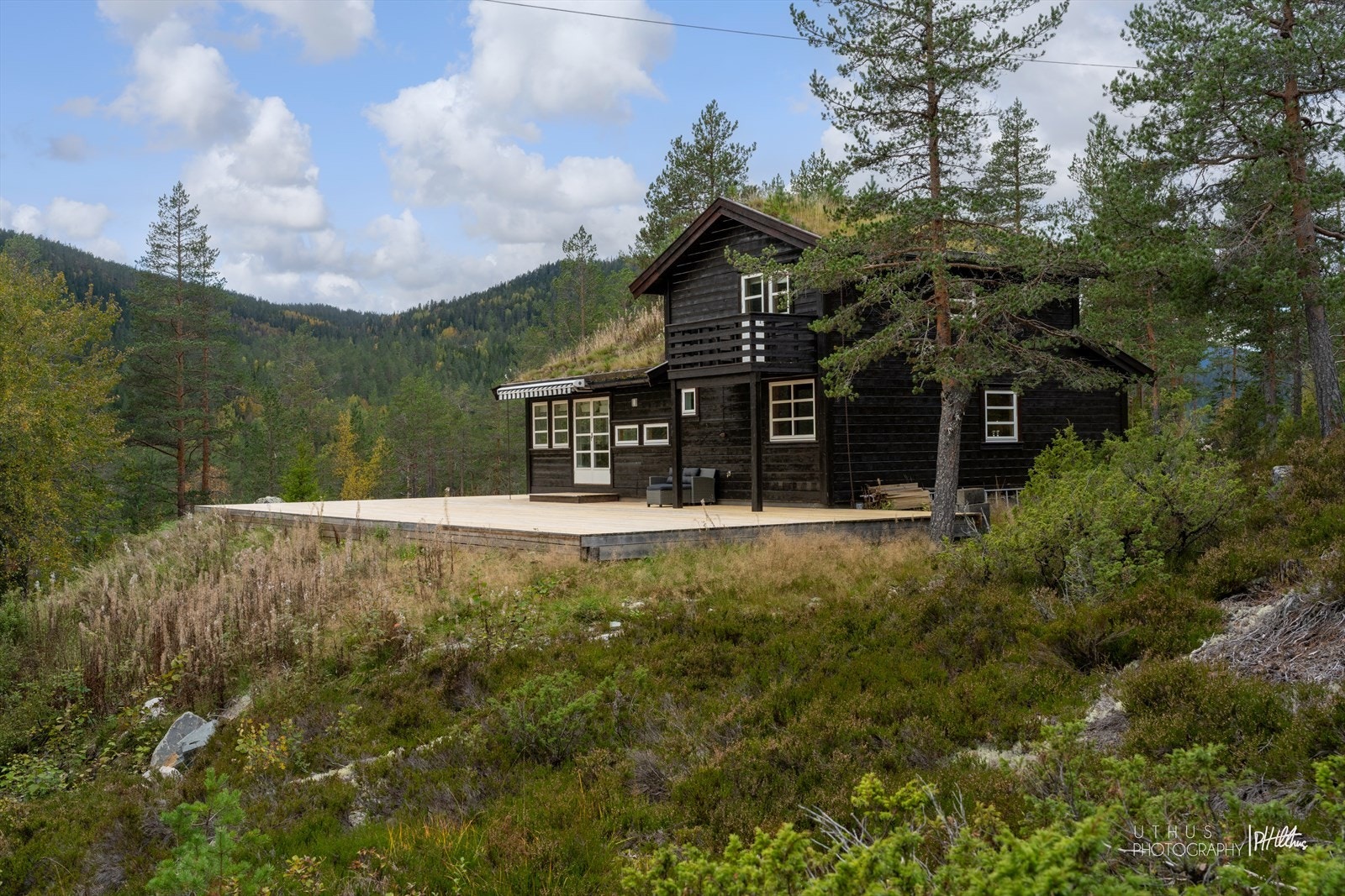 Rolig og idyllisk område med fine uteområder på tomten Galleribilde