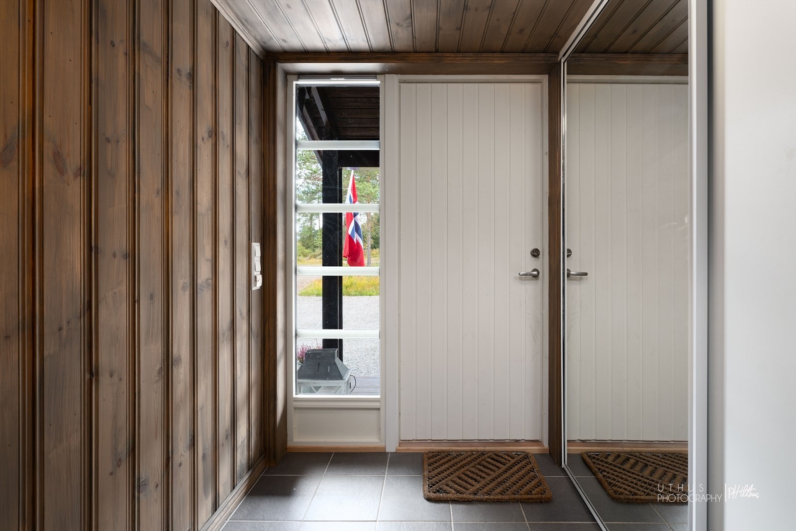 Lys, romslig og fin entrè Galleribilde