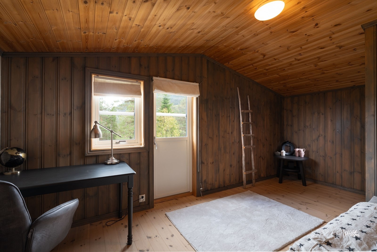 Fleksibelt rom spm kan brukes som stue, soverom eller kontor Galleribilde