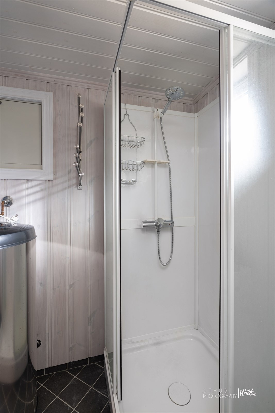 Fint flislagt bad med dusjkabinett Galleribilde