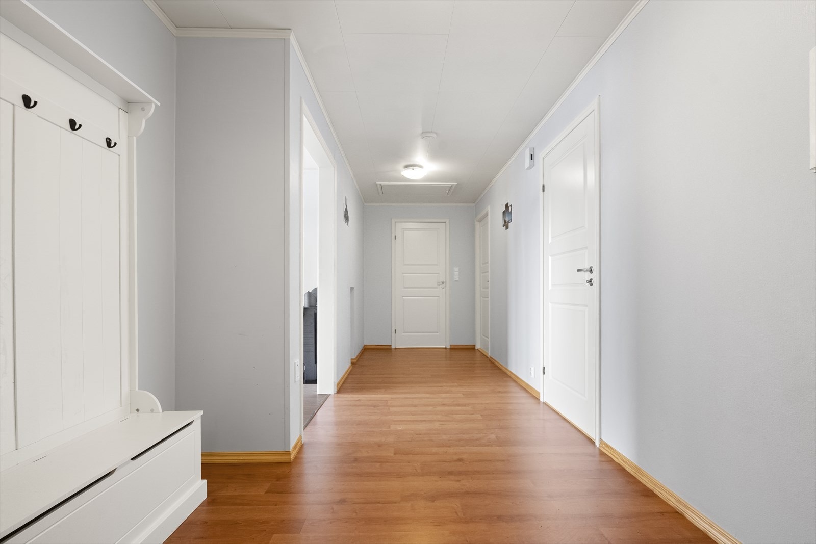 Bustaden har ein romsleg gang Galleribilde