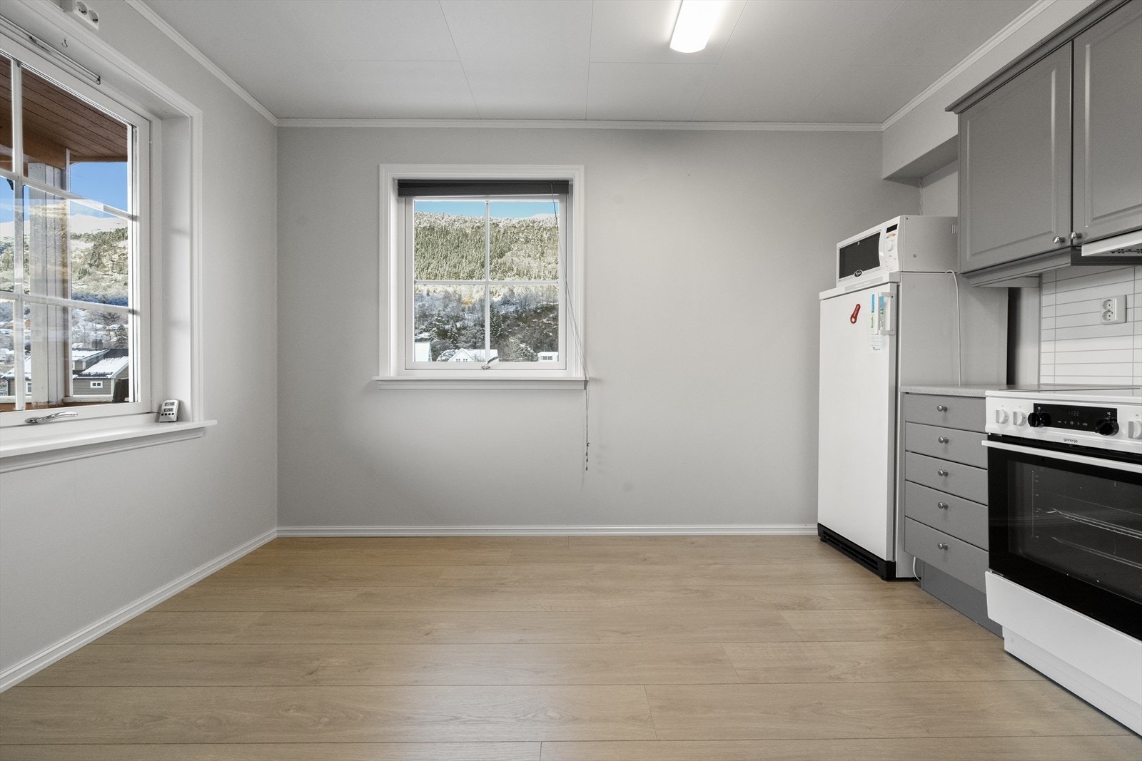 Kjøkken med god plass til spisebord Galleribilde