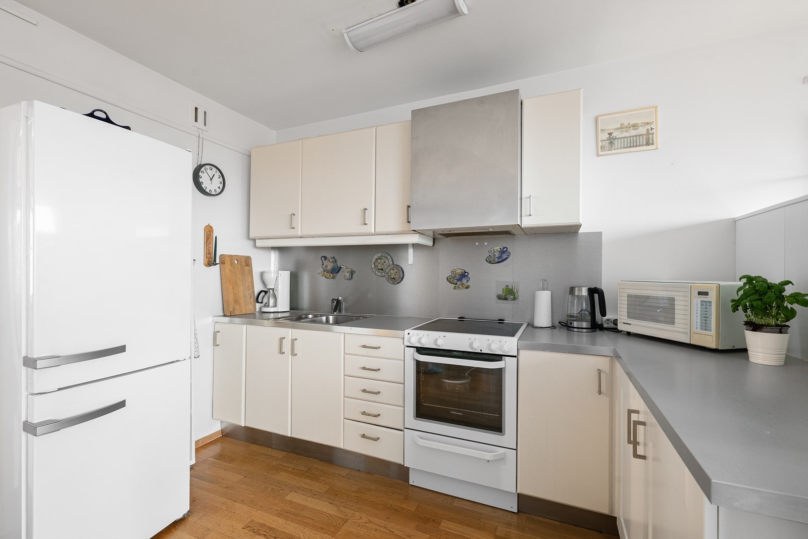 Innredningen består av glatte fronter, benkeplate av laminat og nedfelt stålvask med ettgreps blandebatteri. Galleribilde