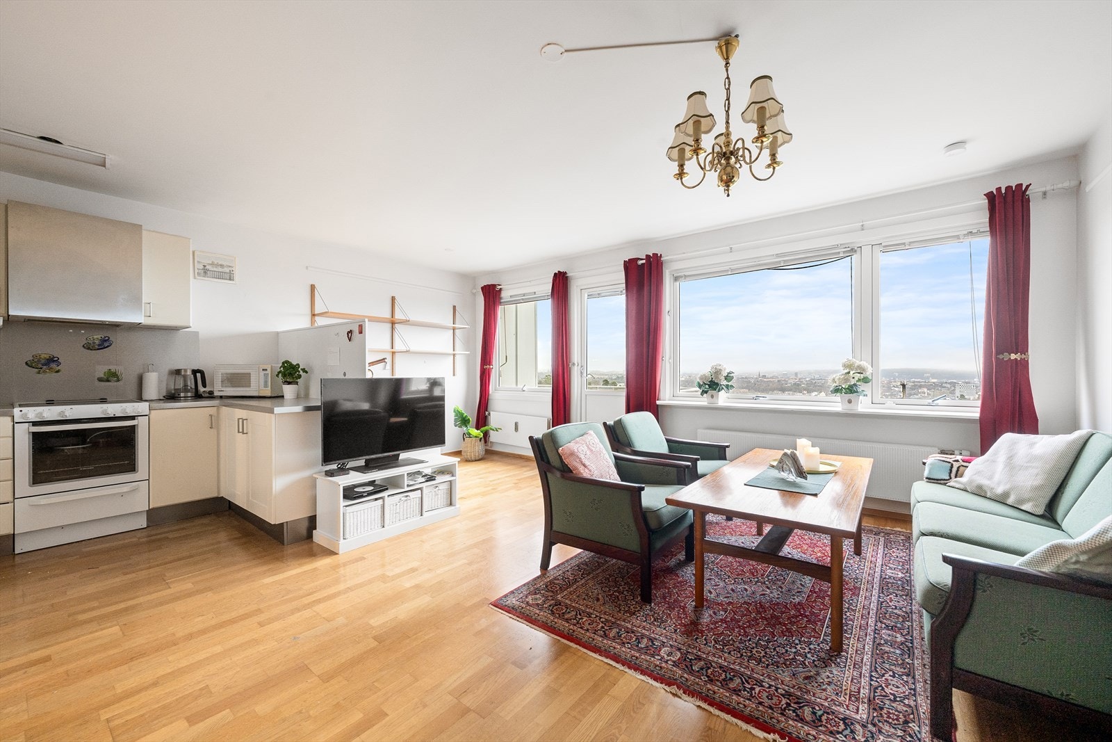 Åpen løsning mellom stue og kjøkken gir en luftig atmosfære og fleksible møbleringsmuligheter. Det har originalt vært et soverom ved siden av kjøkkenet. Galleribilde