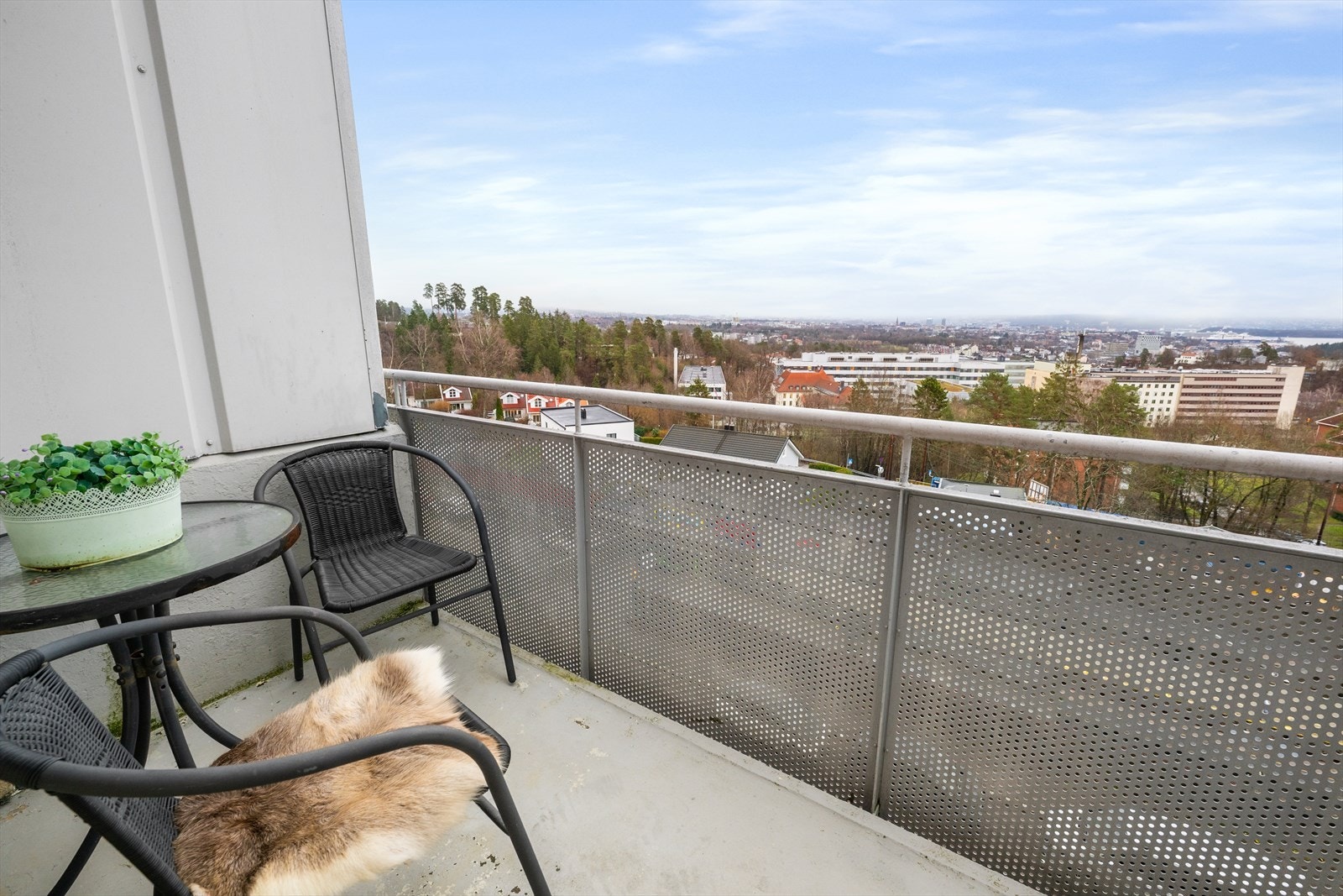 Balkongen har overflater av malt betong og rekkverk i metall. I tillegg er balkongen utstyrt med markise. Galleribilde