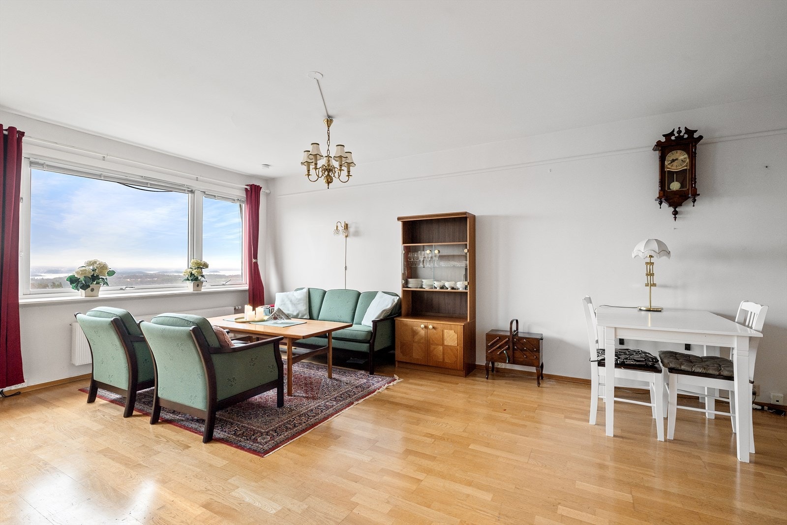 Velkommen til Silurveien 43 presentert av Ingela Andersson v/Eiendomsmegler 1. Foto: Arne Schram fra Pholio. Galleribilde