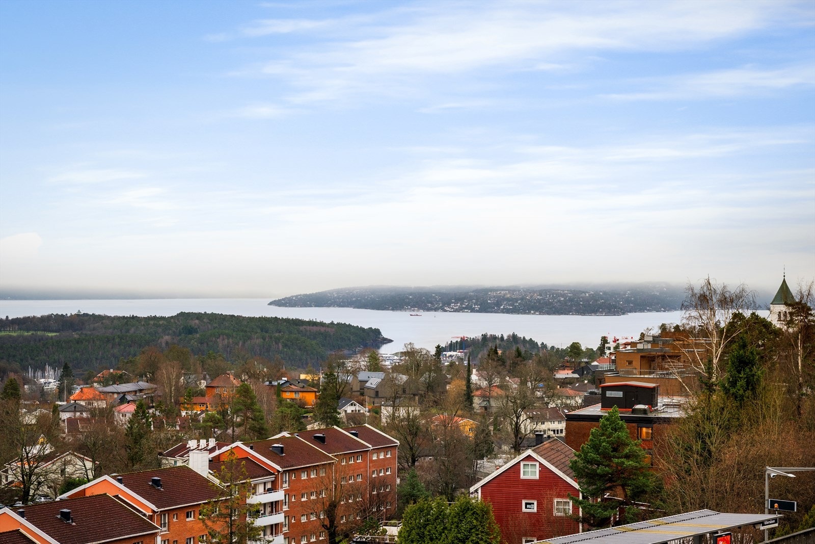 Fra toppetasjen åpner det seg en vidstrakt utsikt over nærområdet og Oslofjorden. Galleribilde