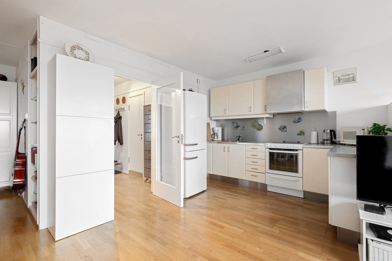 Kjøkkenet har frittstående hvitevarer og mye skap- og benkeplass. Galleribilde