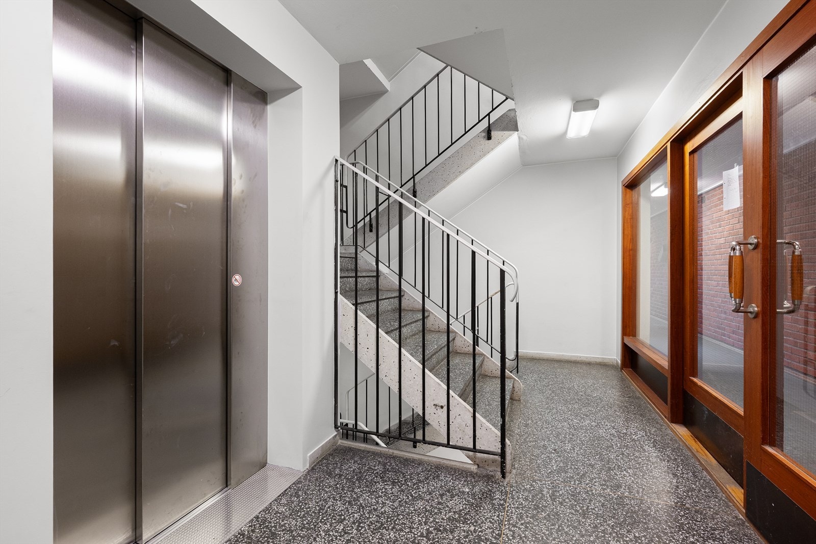 Bygget har heis som gir enkel adkomst til leiligheten i 5. etasje. Galleribilde