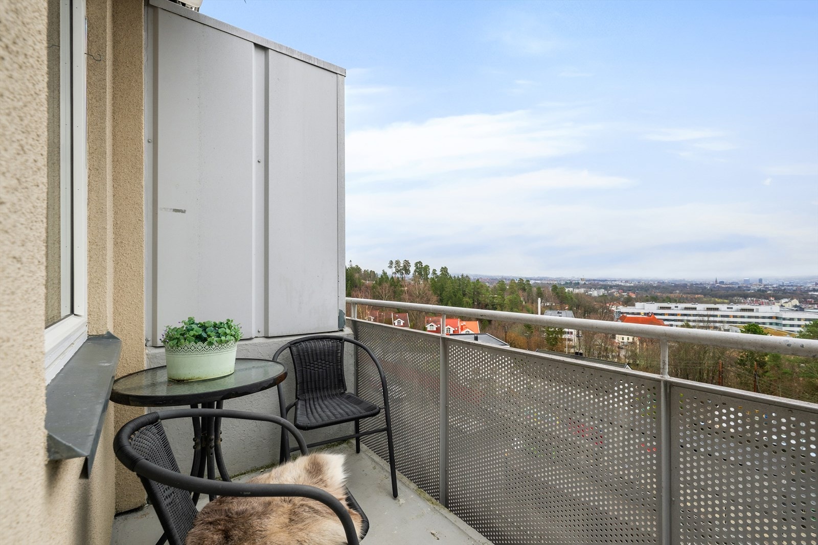 Her er det plass til sittegruppe hvor man kan nyte den flotte utsikten. Galleribilde