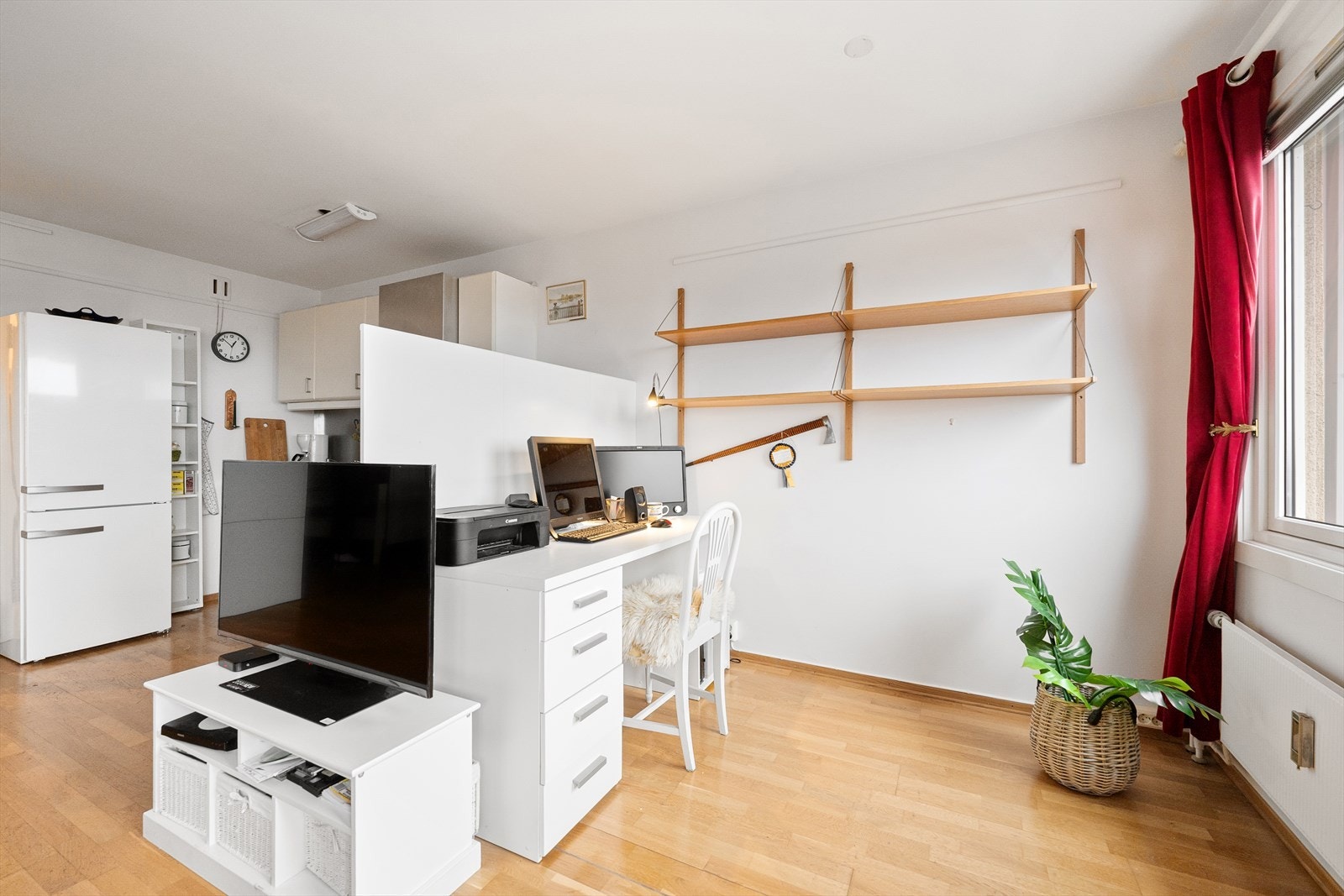 Den åpne planløsningen gir fleksibilitet for ulike soner, som for eksempel en egen arbeidsplass og alkove, alternativt kan man tilbakestille den originale løsningen med soverom. Galleribilde